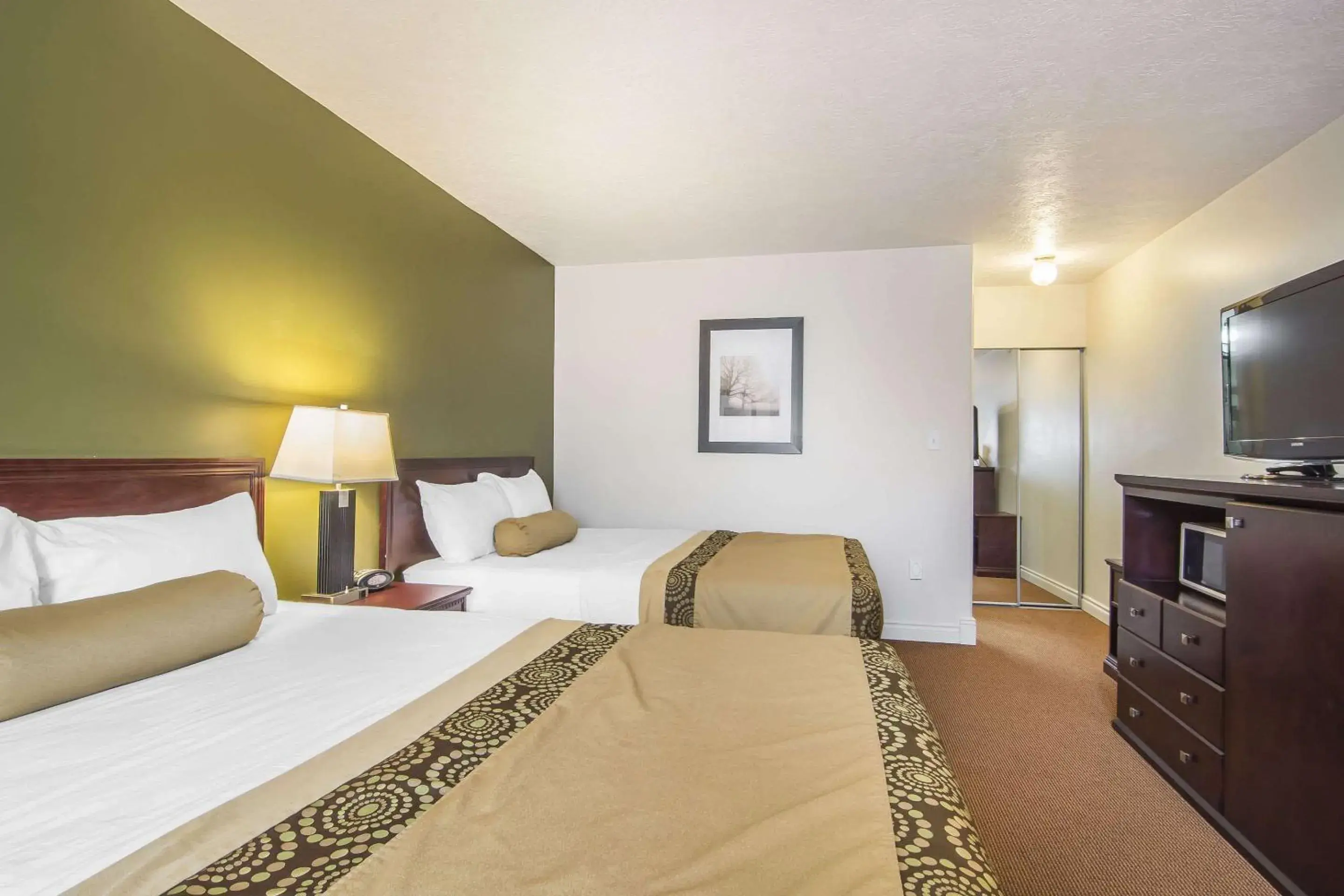 Photo of the whole room, Bed in Econo Lodge  Inn & Suites