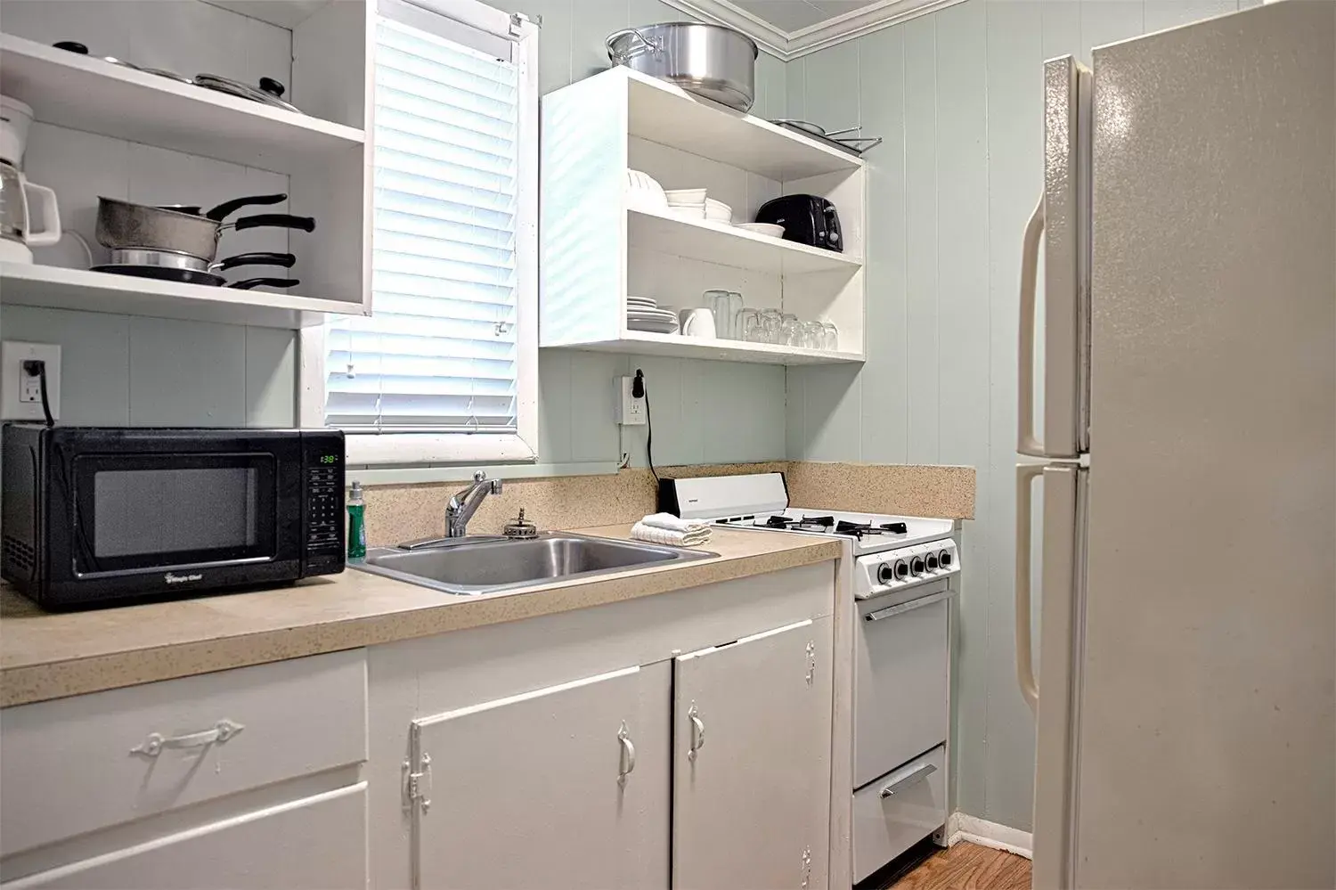 Kitchen or kitchenette, Kitchen/Kitchenette in Colonial Inn