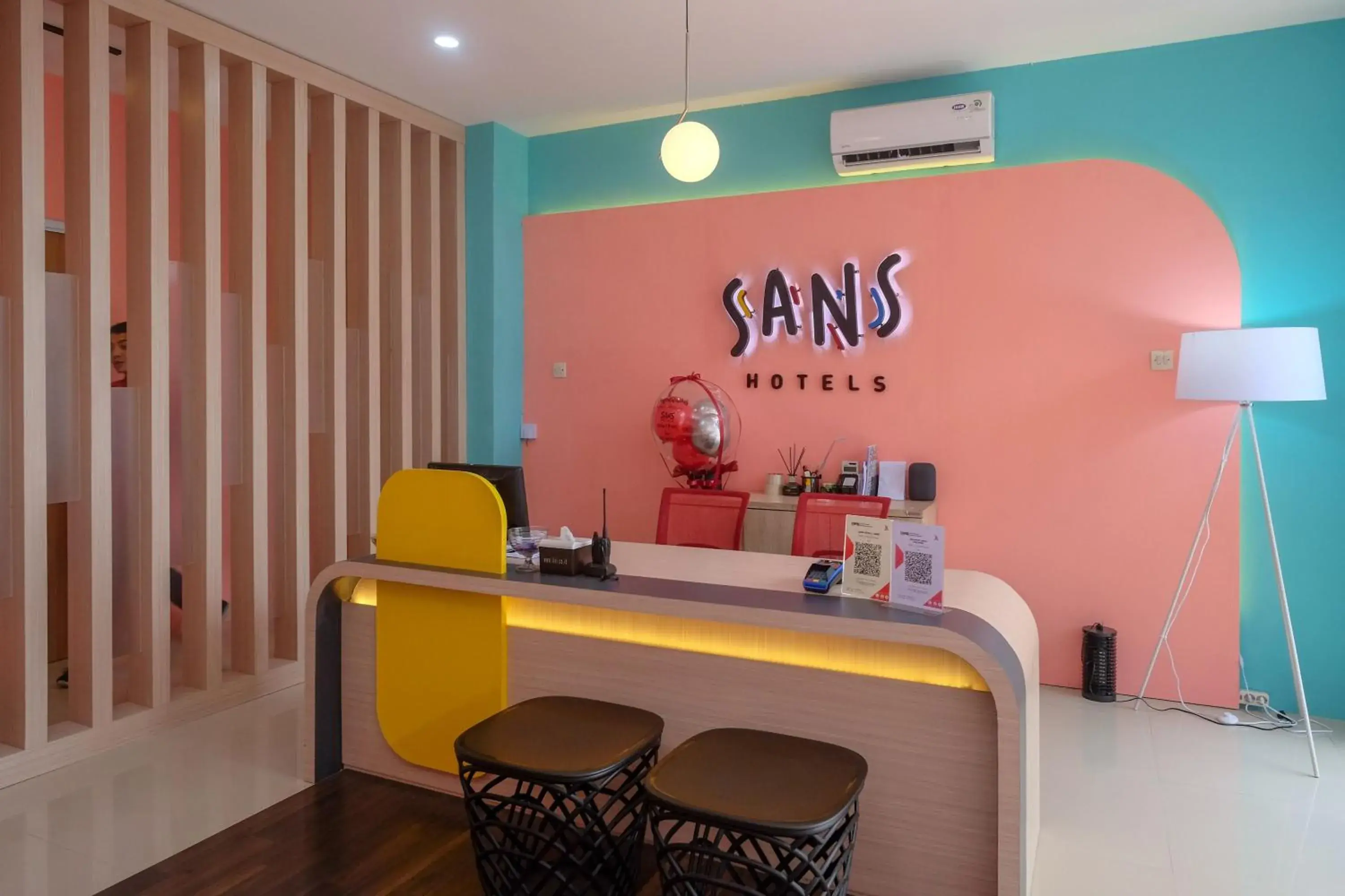 Lobby or reception in Sans Hotel Tiga Putri Semarang