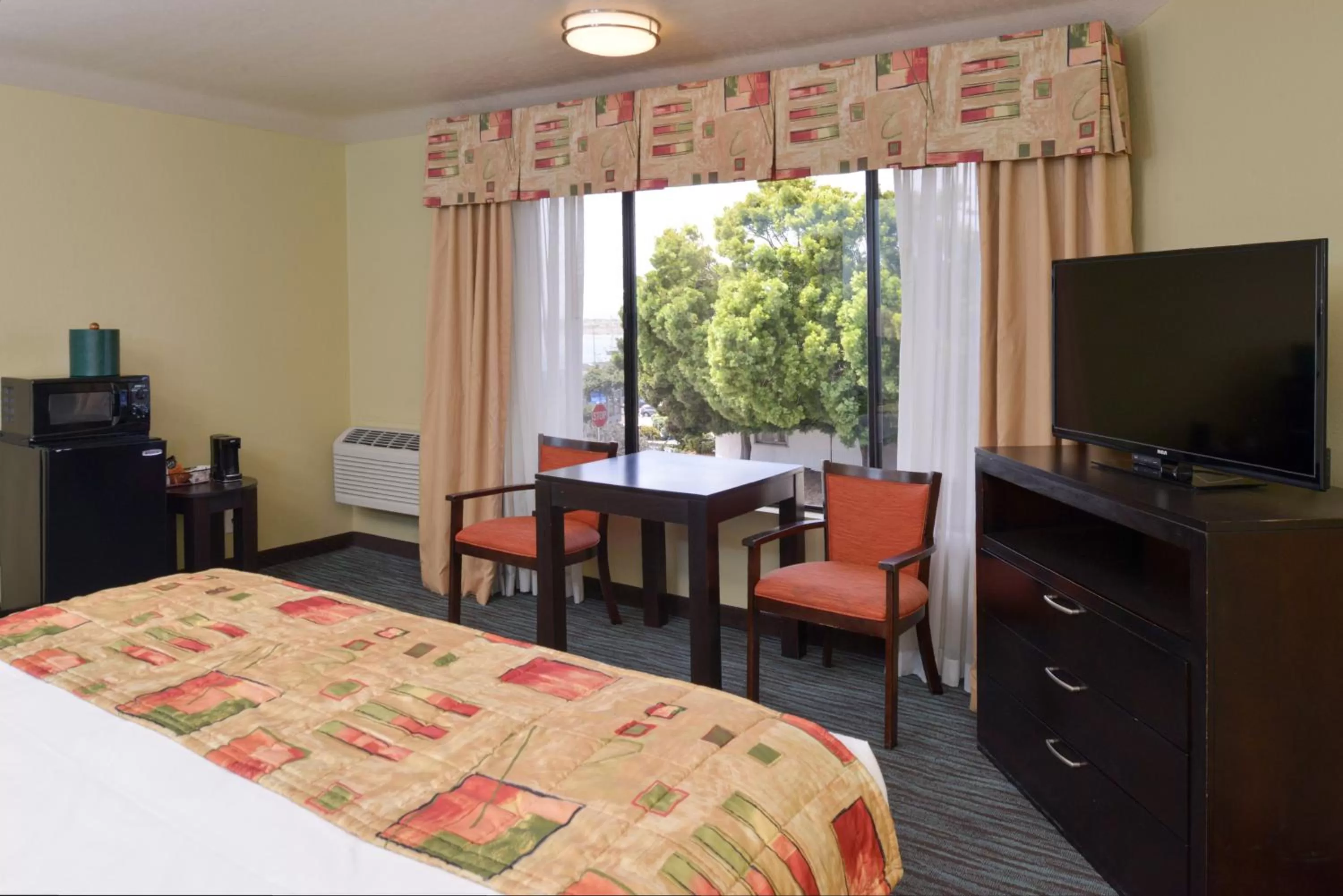 Bed in Bay View Inn - Morro Bay