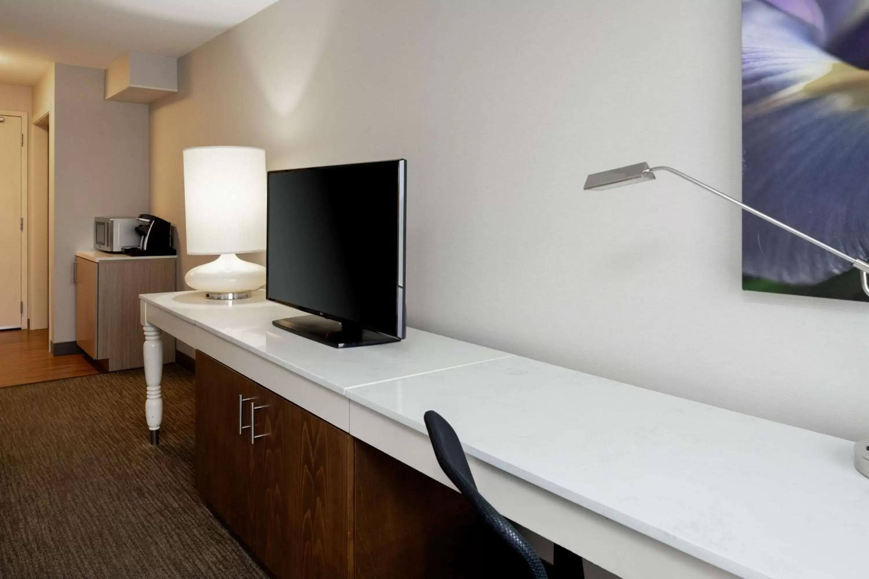 Bedroom, TV/Entertainment Center in Hilton Garden Inn Folsom