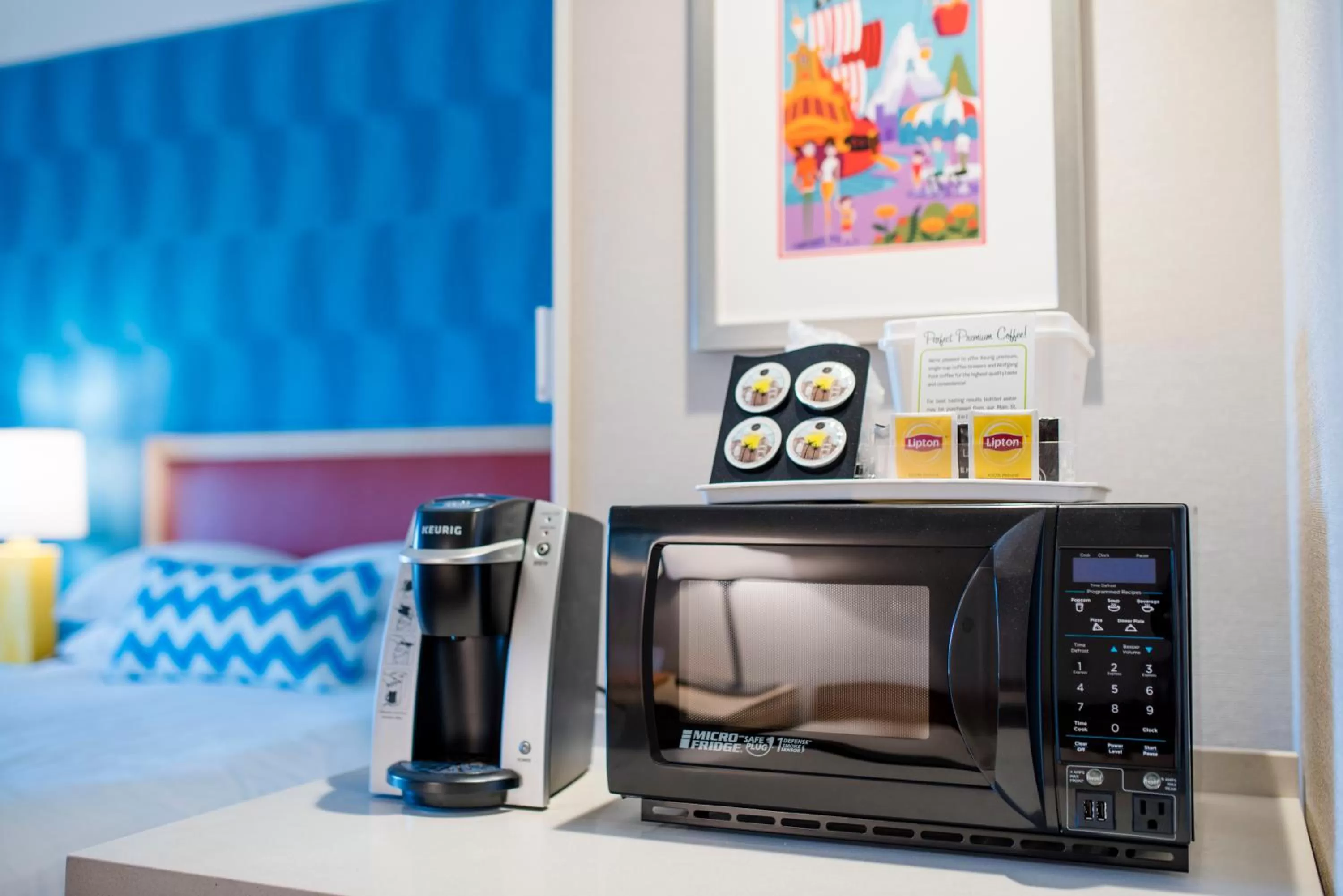 Coffee/tea facilities, Bed in Howard Johnson by Wyndham Anaheim Hotel and Water Playground