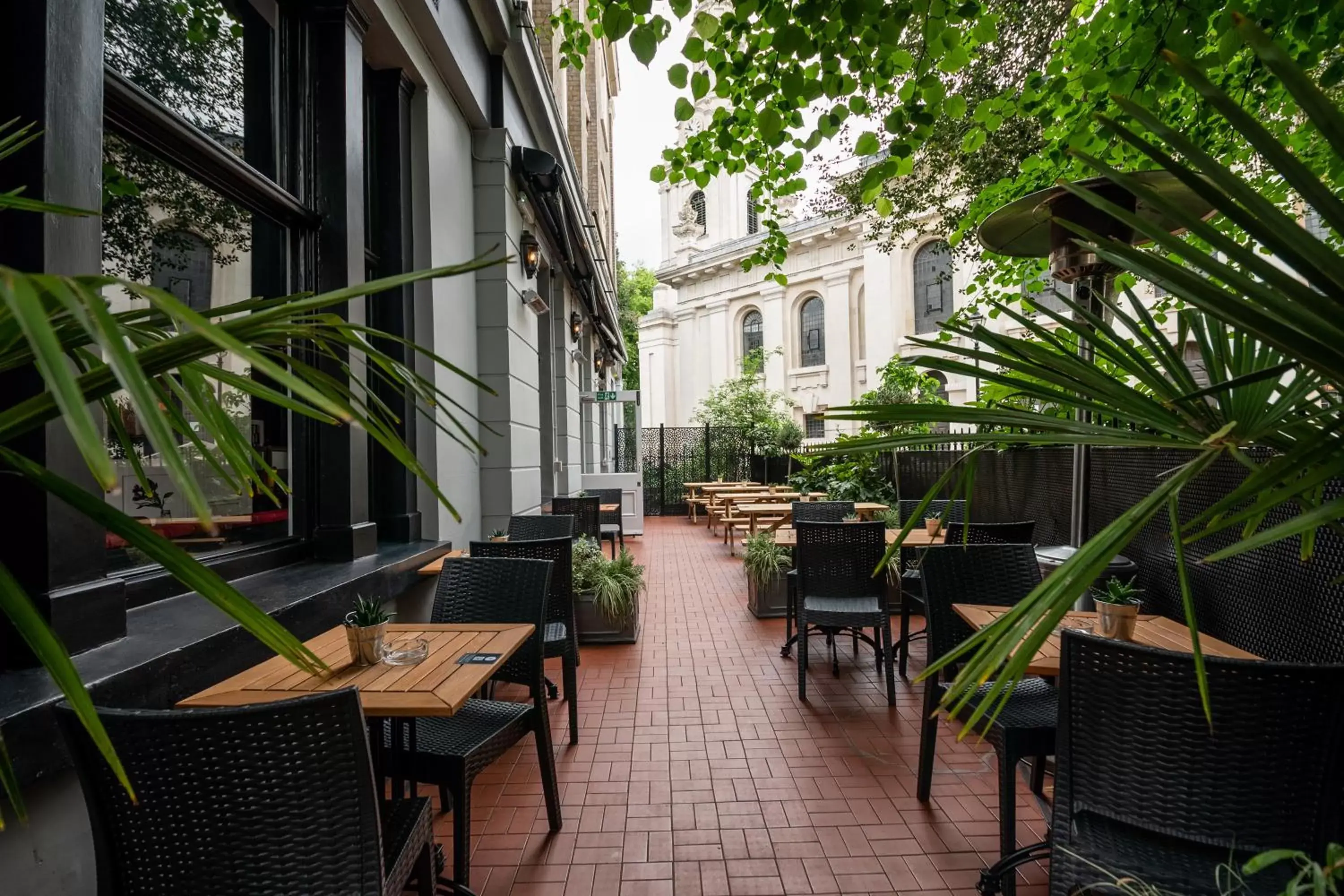 Patio, Restaurant/Places to Eat in The Mitre by Innkeeper's Collection