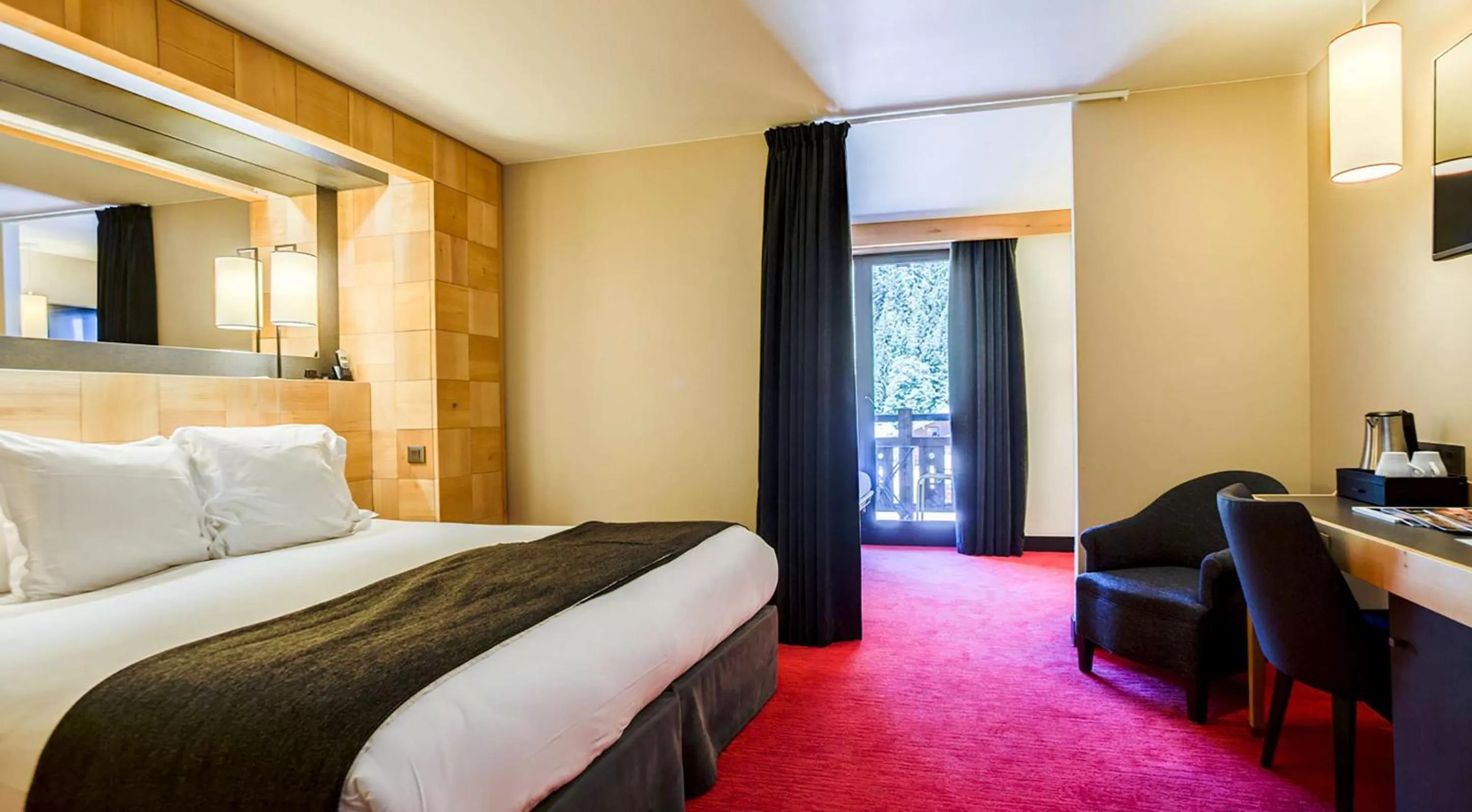 Photo of the whole room, Bed in Excelsior Chamonix Hôtel & Spa