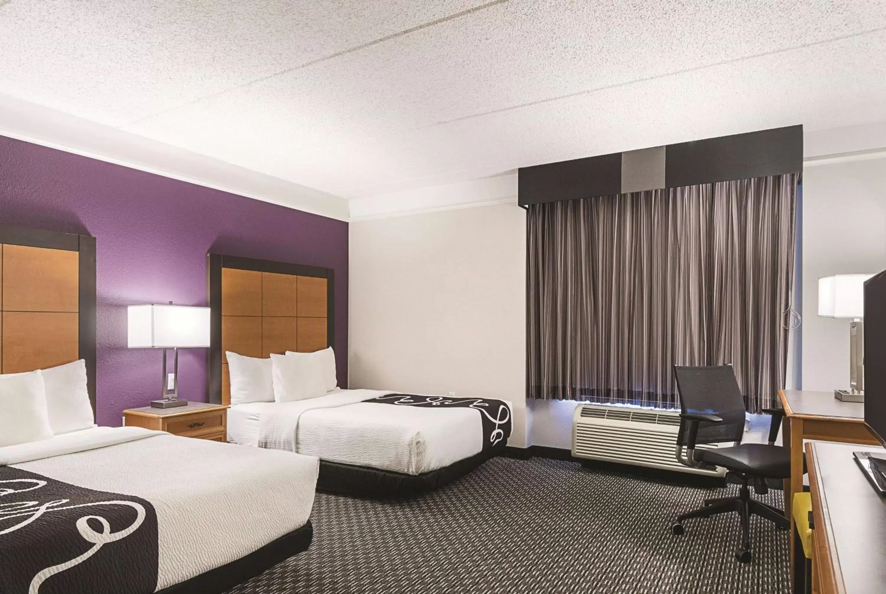 Photo of the whole room, Bed in La Quinta Inn & Suites by Wyndham University Area Chapel Hill