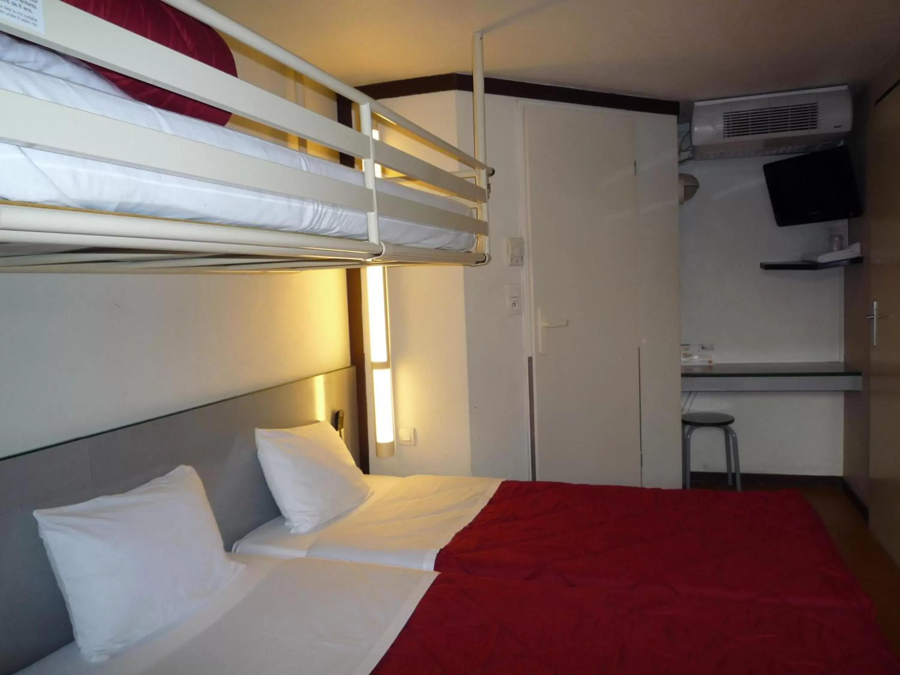 Bed, Bunk Bed in Première Classe Valence Sud