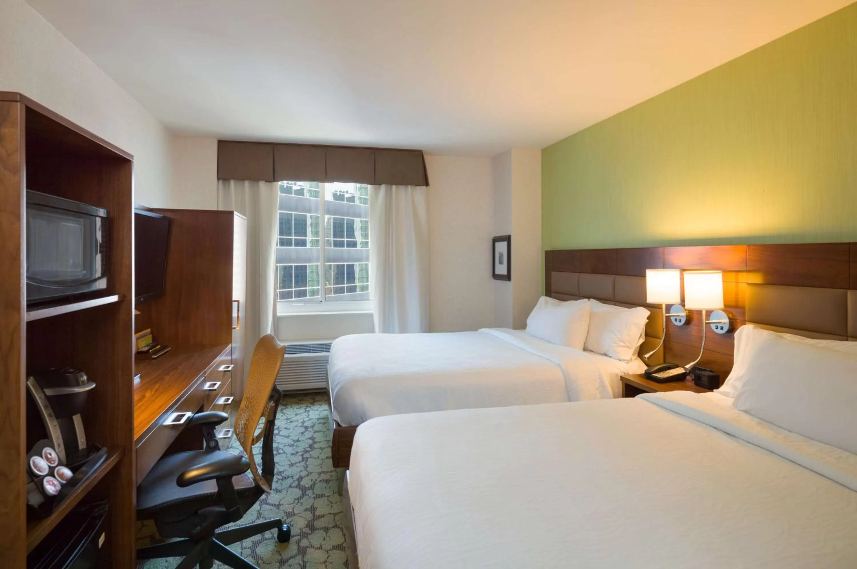 Bedroom, Bed in Hilton Garden Inn New York Manhattan Midtown East