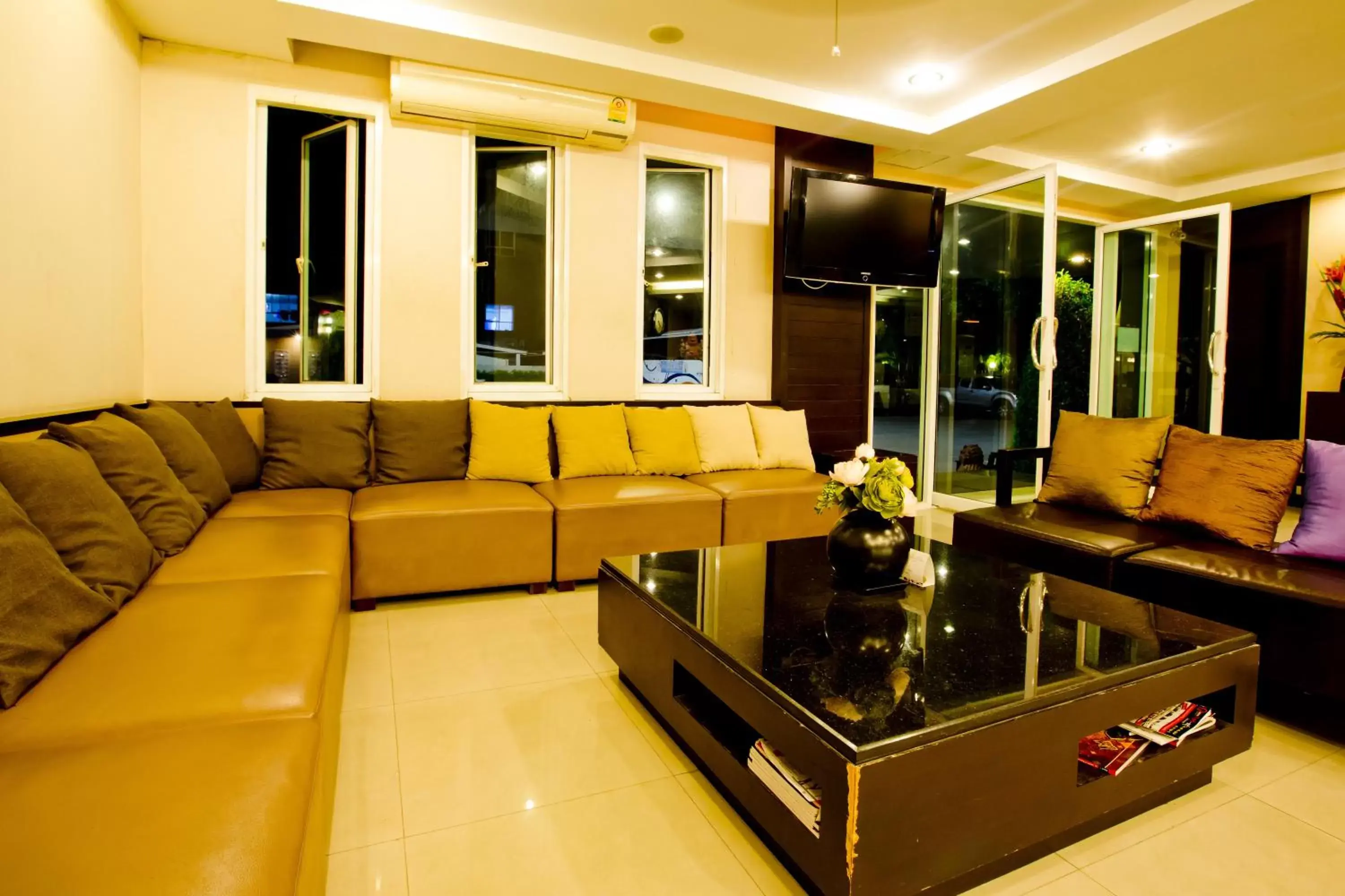 Lobby or reception, Seating Area in Sinsuvarn Airport Suite Hotel SHA Extra Plus Certified B5040