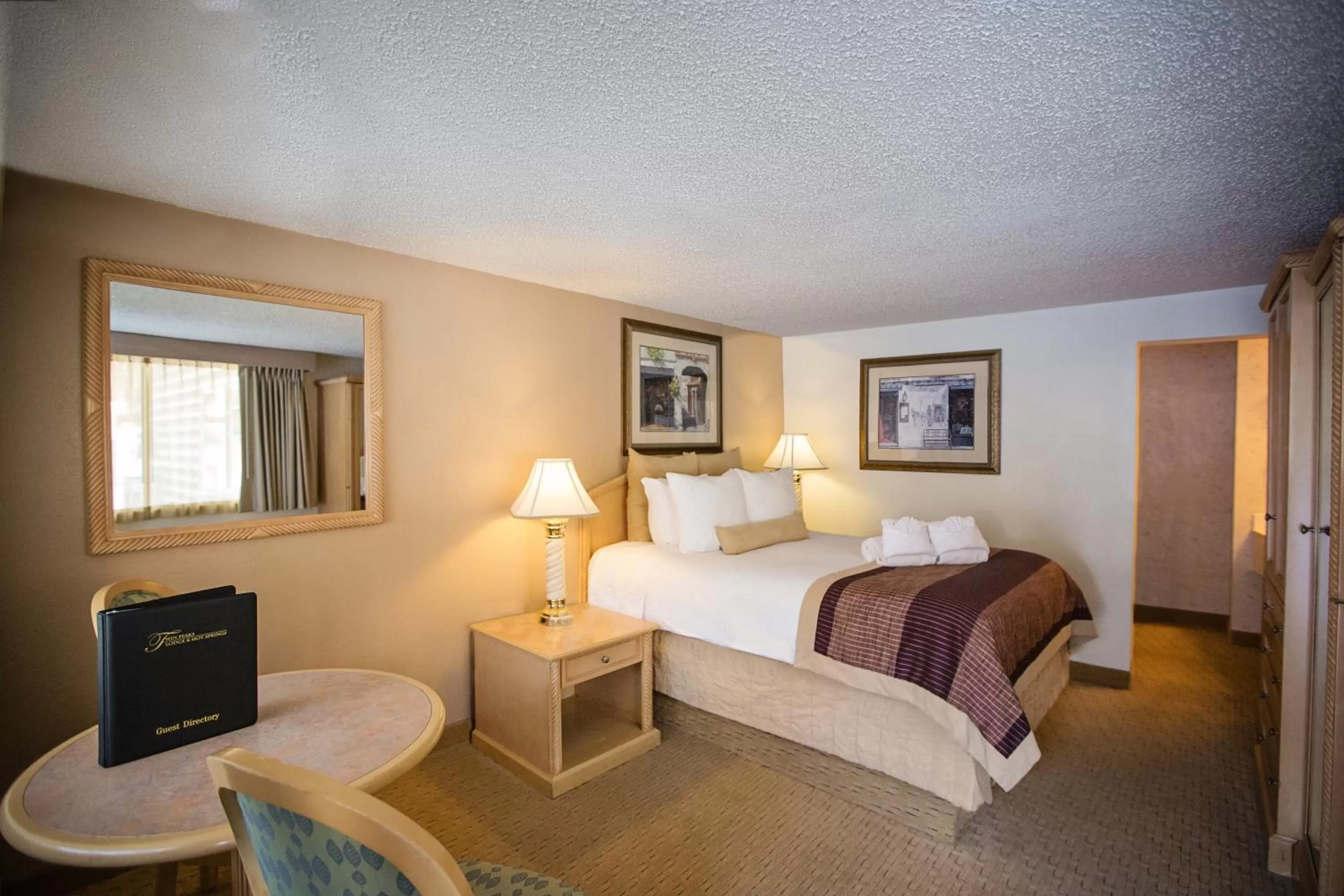 Photo of the whole room, Bed in Twin Peaks Lodge & Hot Springs