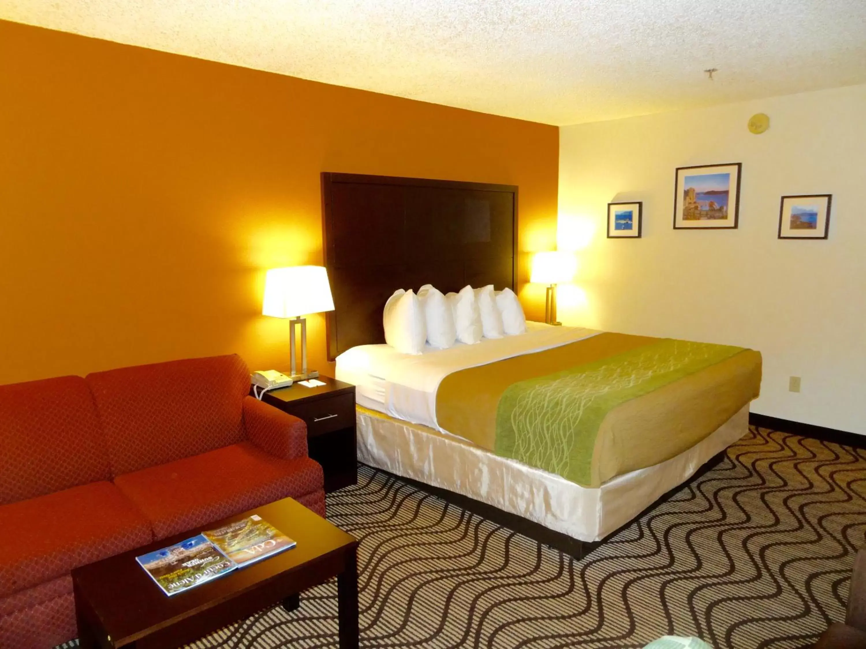 Photo of the whole room, Bed in Ramada by Wyndham Coeur d'Alene