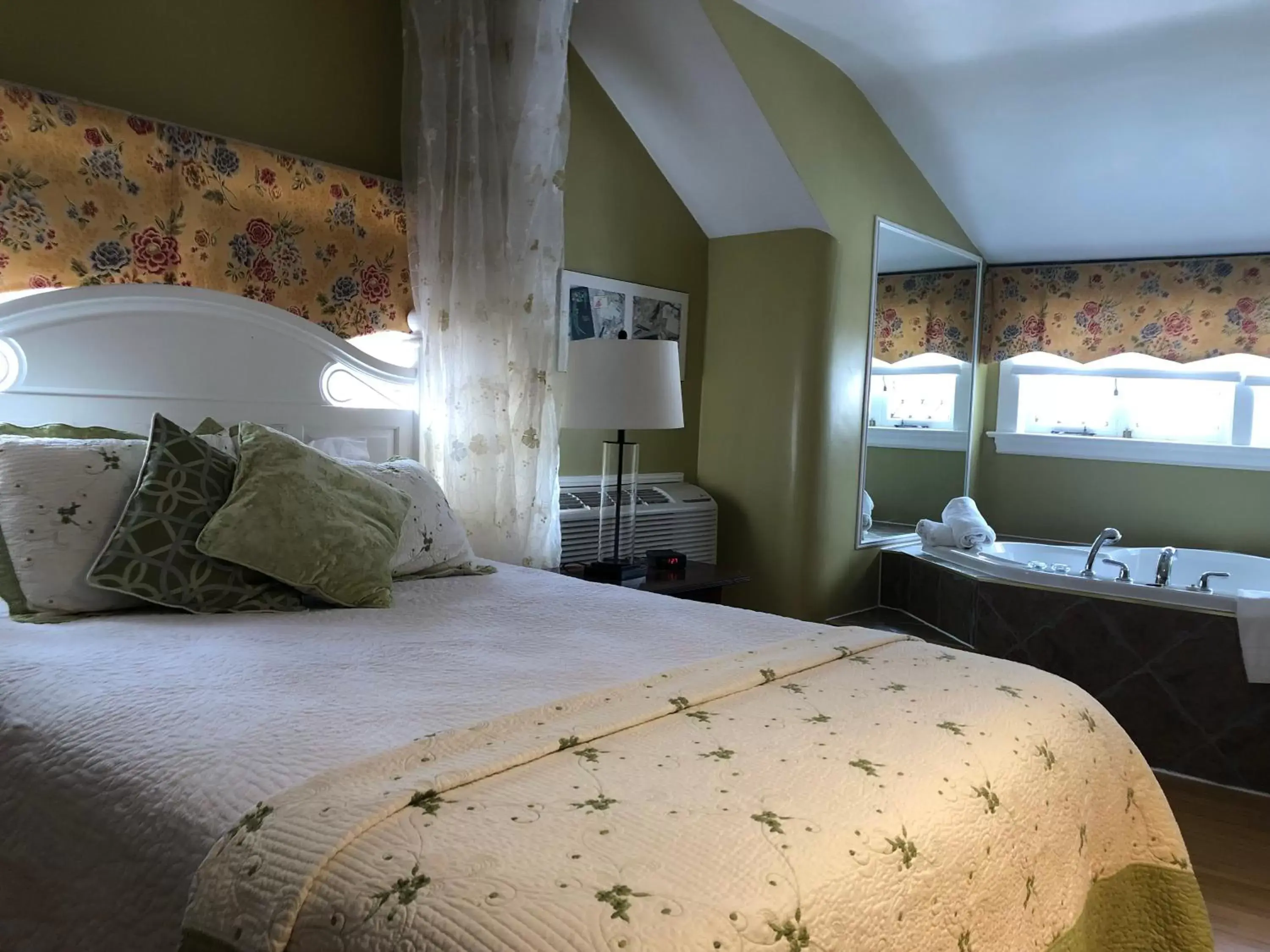 Bedroom, Bed in Leaside Manor