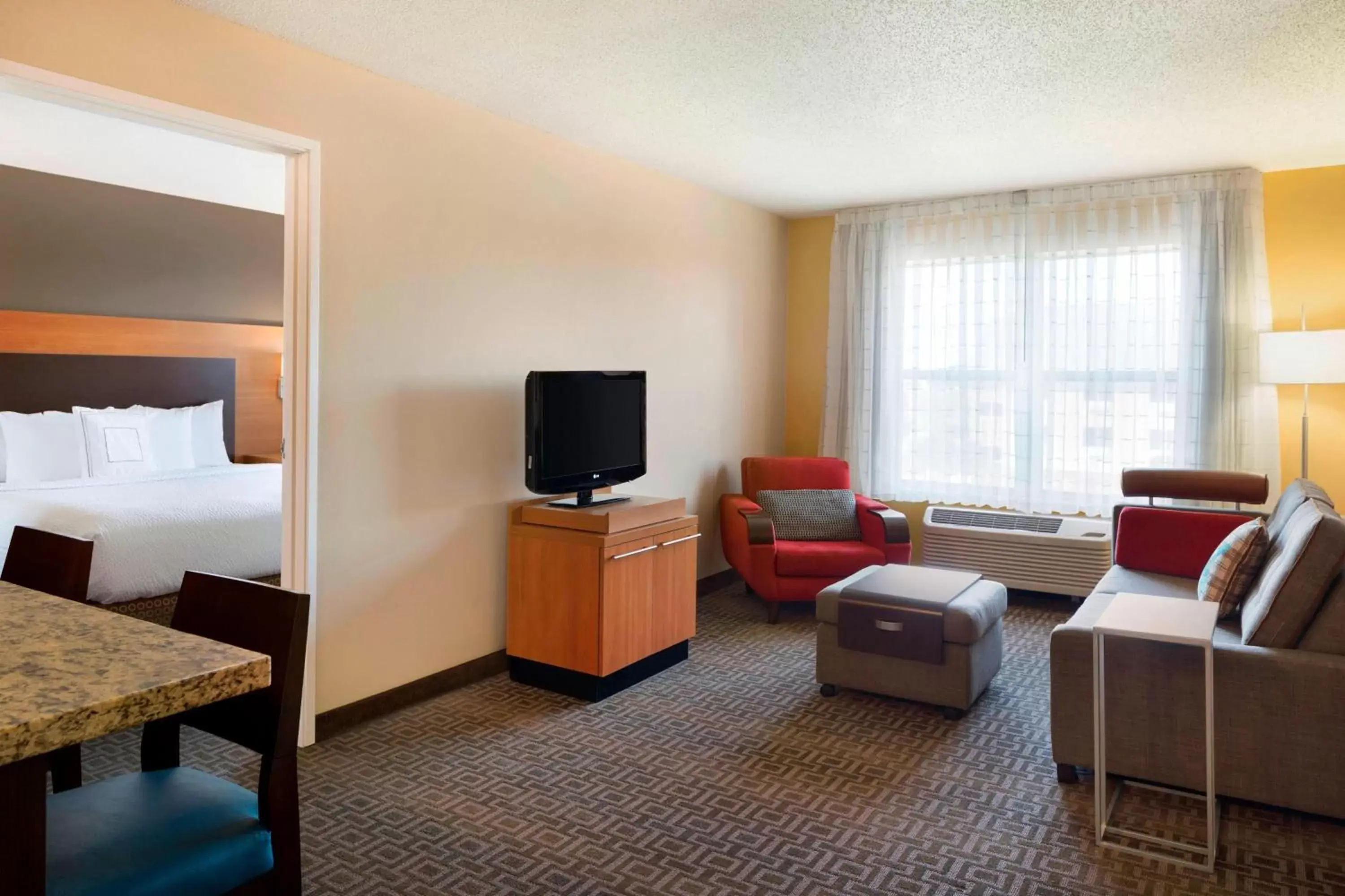 Living room, TV/Entertainment Center in TownePlace Suites by Marriott Chicago Naperville