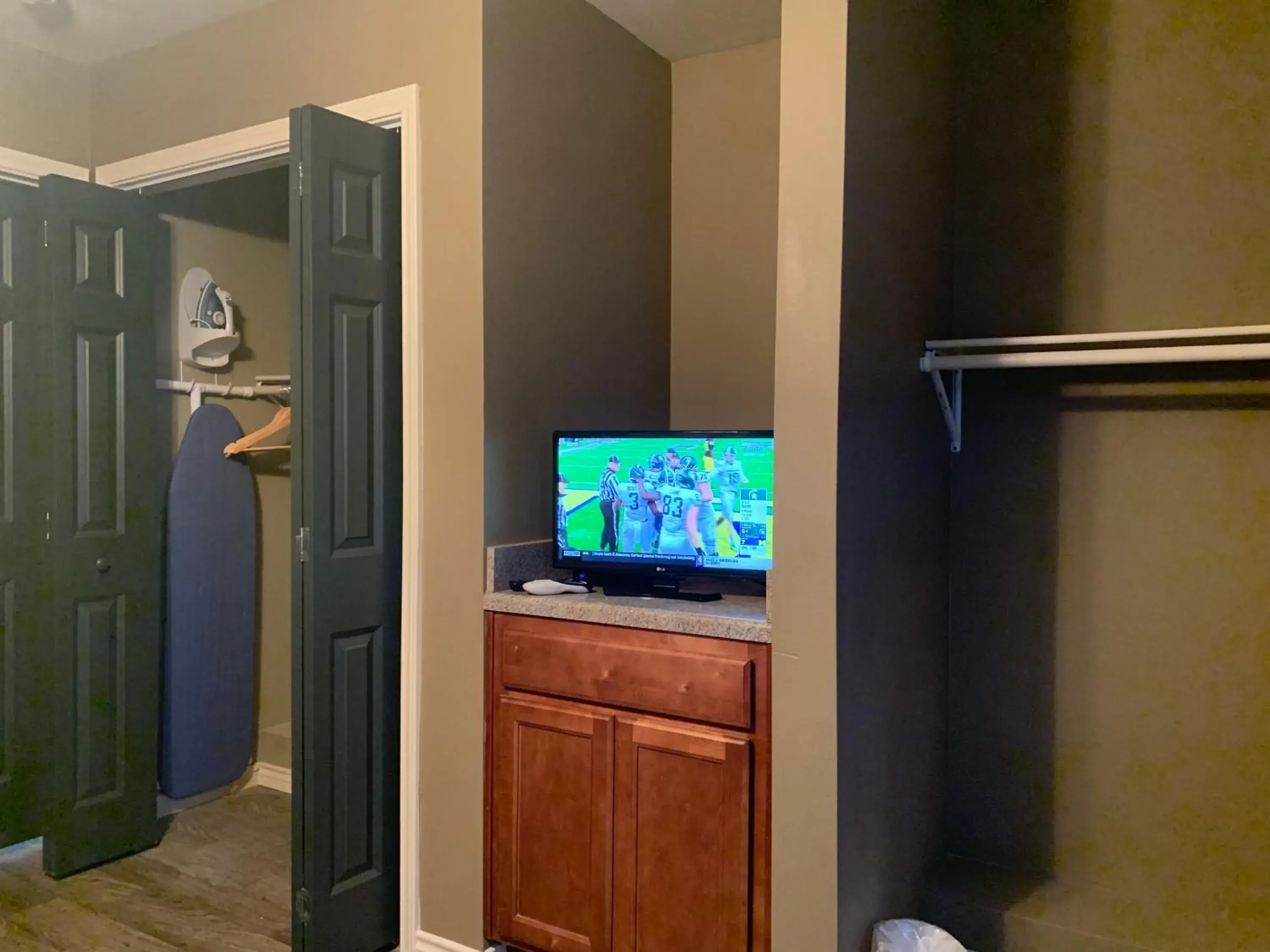 furniture, TV/Entertainment Center in Eagle's Den Suites Andrews a Travelodge by Wyndham