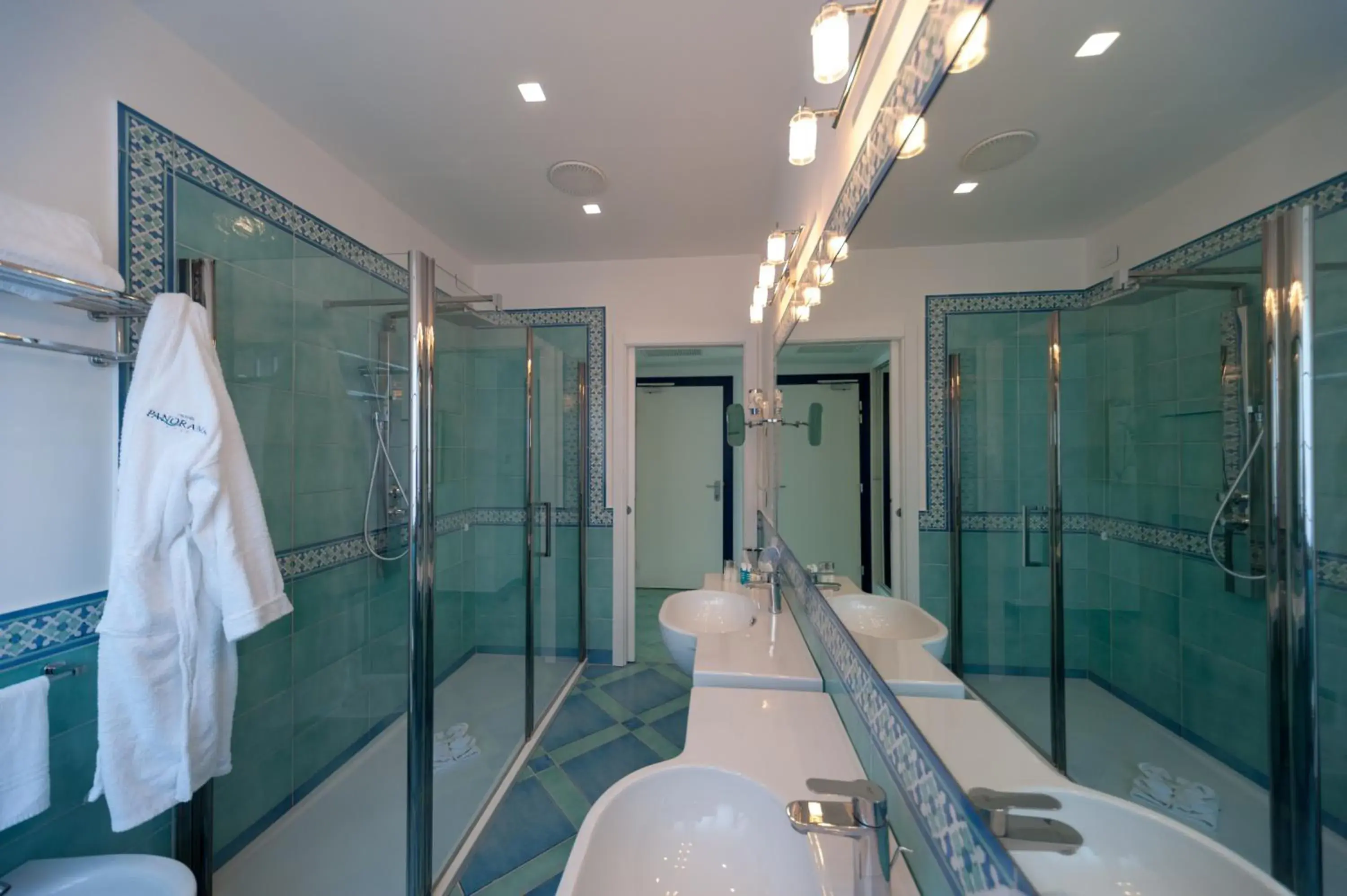 Shower, Bathroom in Hotel Panorama