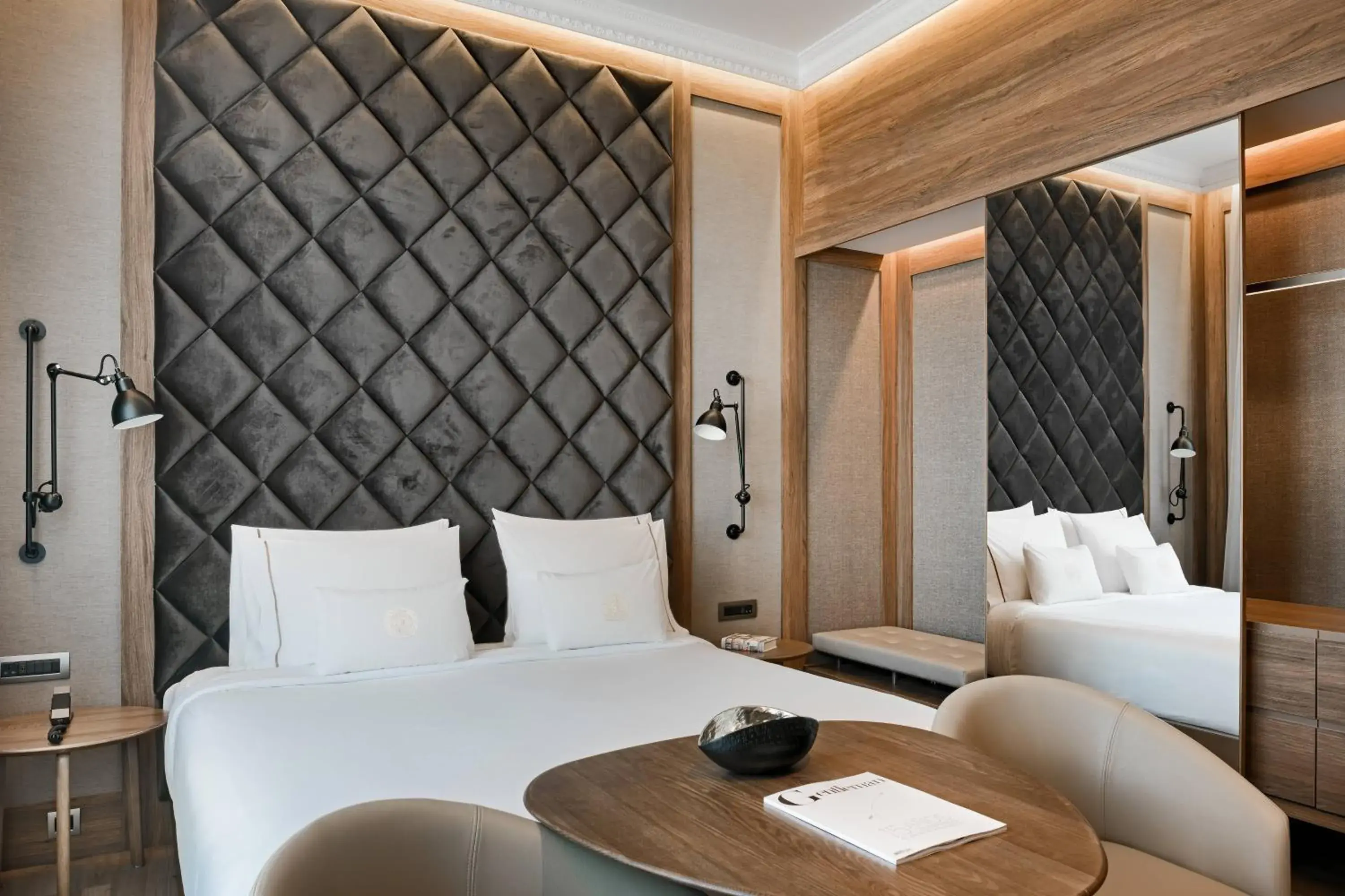 Photo of the whole room, Bed in Círculo Gran Vía, Autograph Collection (Adults Only) Photo of the whole room, Bed in Círculo Gran Vía, Autograph Collection (Adults Only)