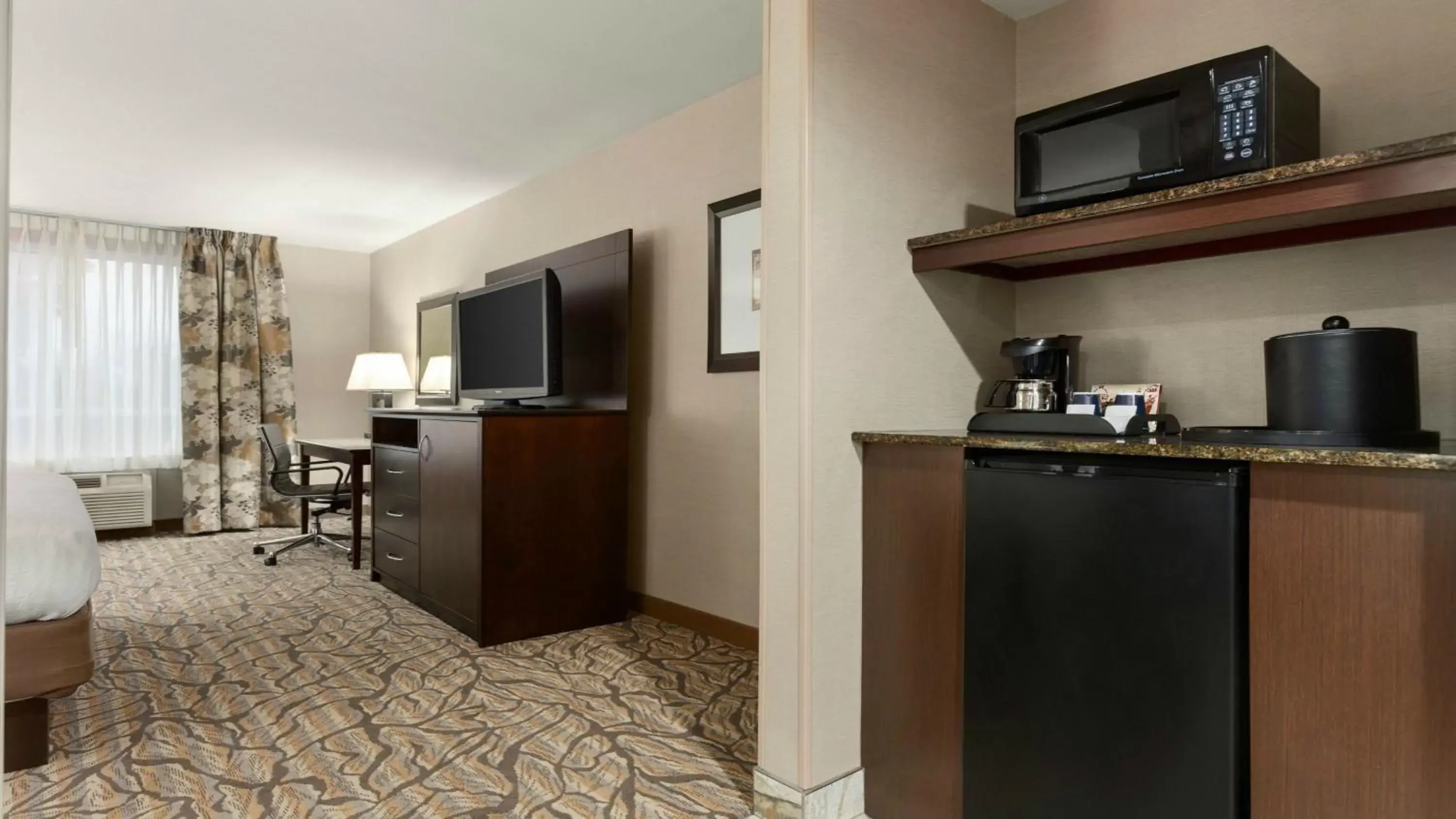 Photo of the whole room, TV/Entertainment Center in Holiday Inn Hotel & Suites Gateway, an IHG Hotel