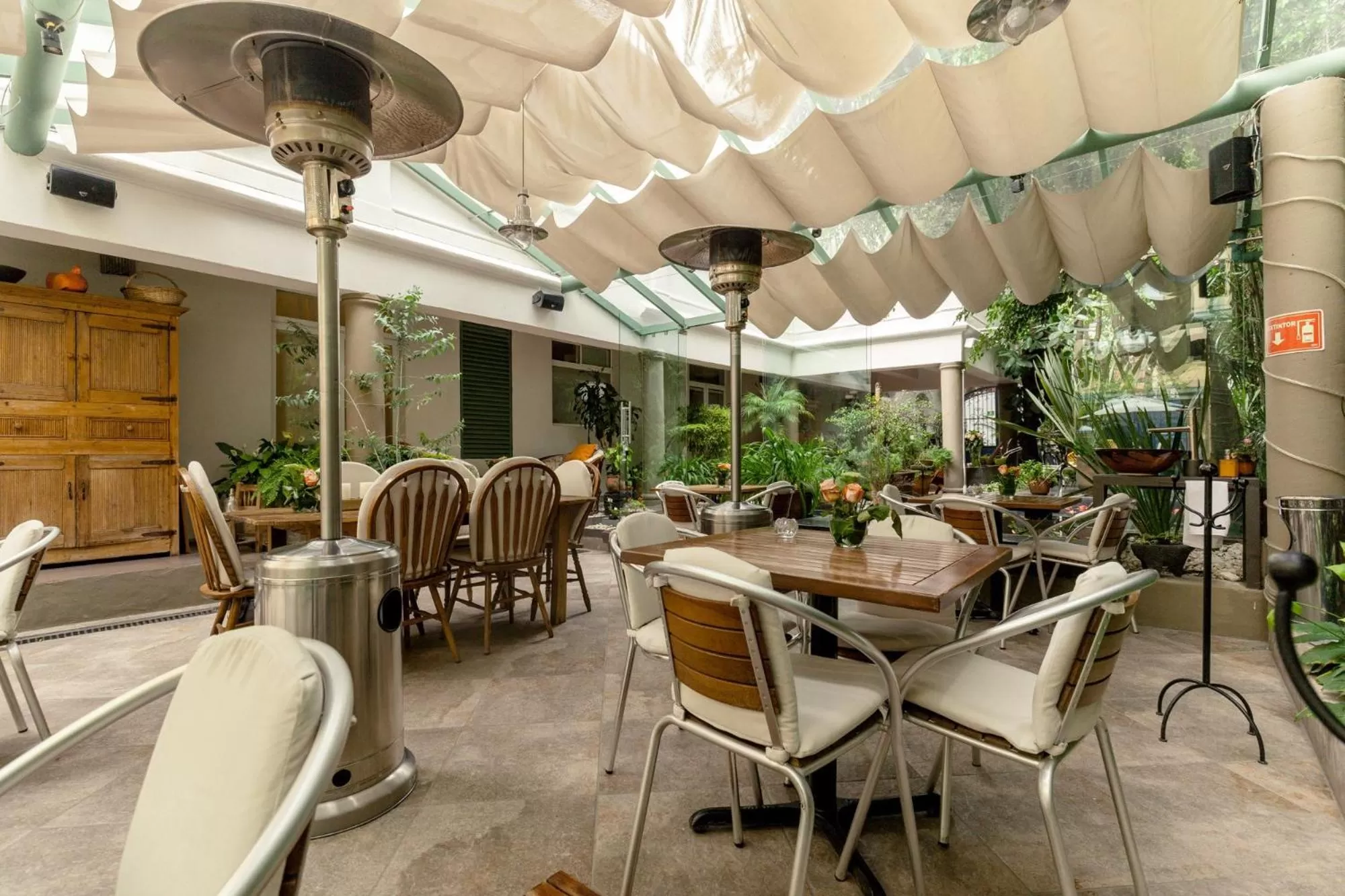 Restaurant/places to eat in Hotel Villa Condesa