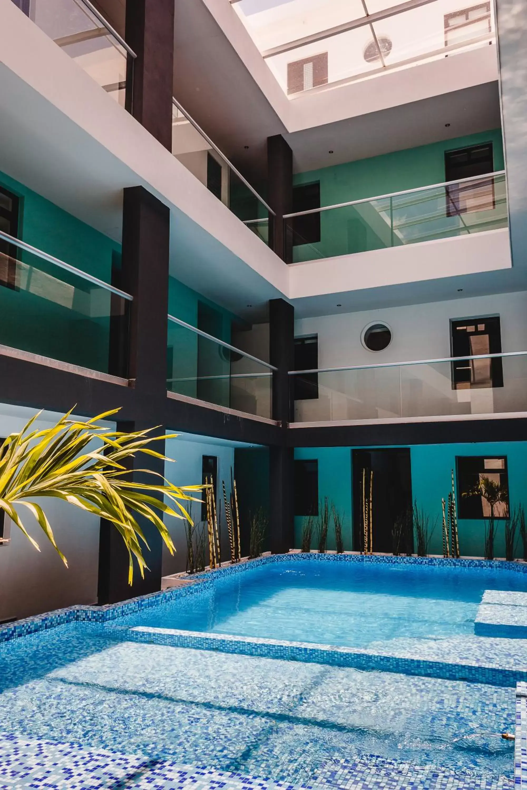 Swimming pool, Property Building in Hotel Flamingo Merida