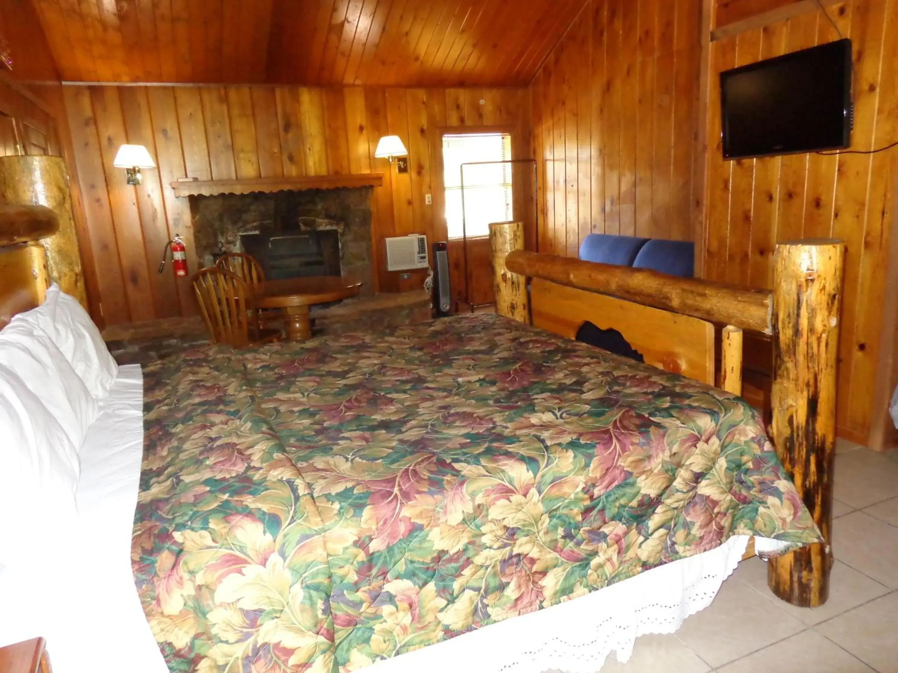 Bedroom, Bed in Mountain Trail Lodge and Vacation Rentals