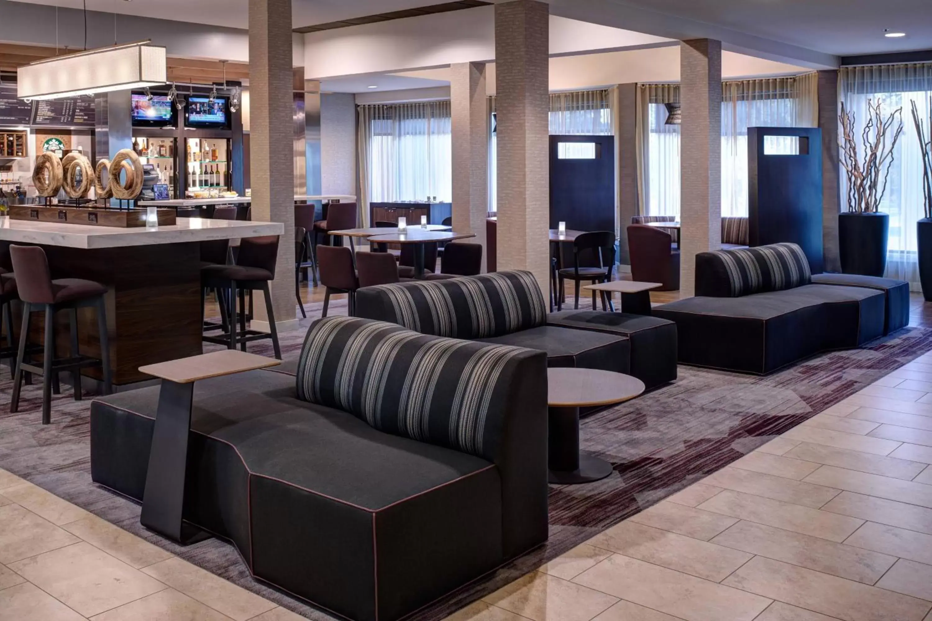 Lobby or reception, Lounge/Bar in Courtyard Des Moines West/Clive
