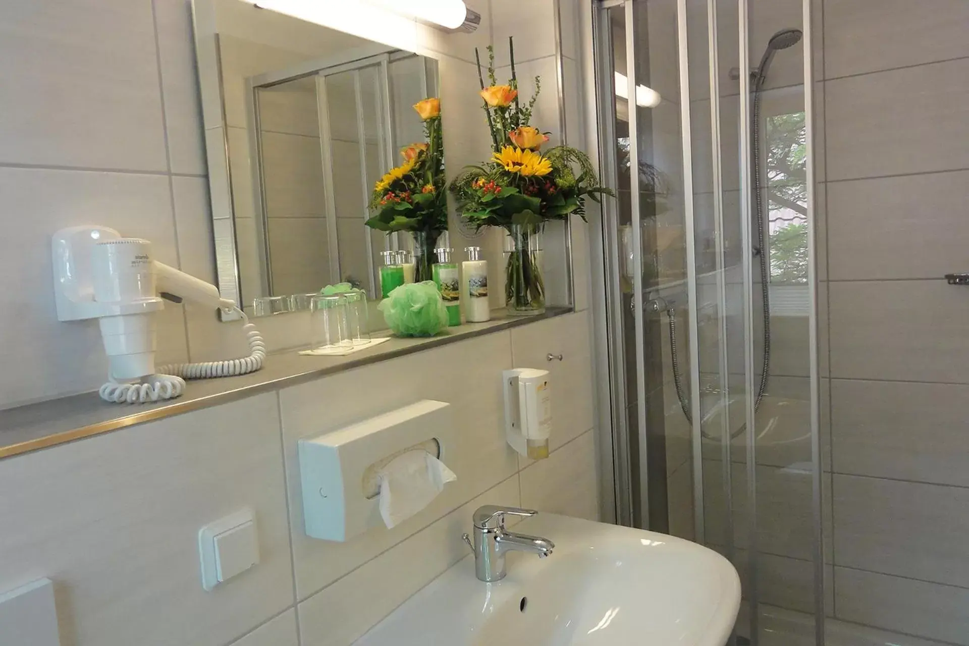 Shower, Bathroom in Vitalhotel am Stadtpark Superior
