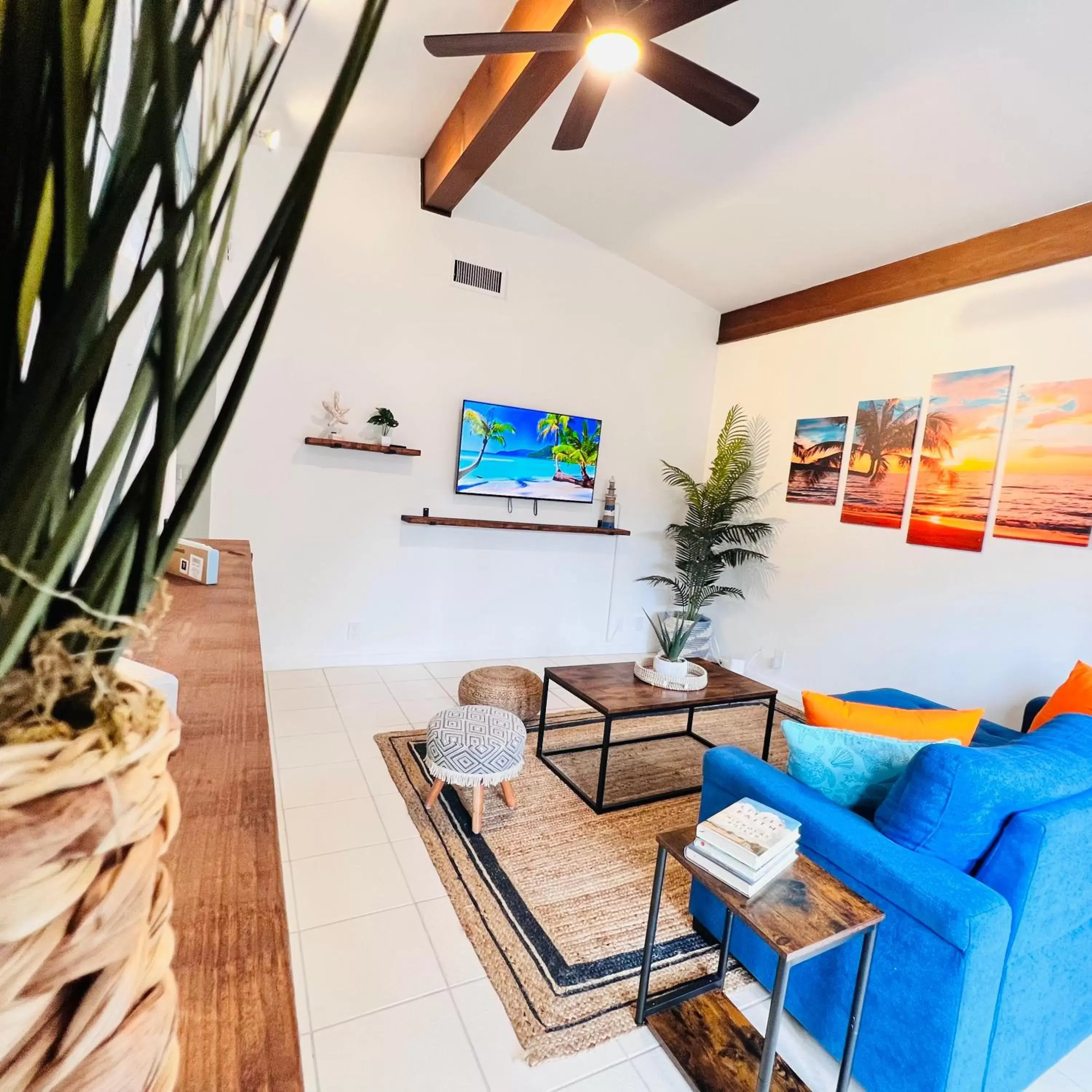Living room, Lobby/Reception in Coco Bay Vacation Condos