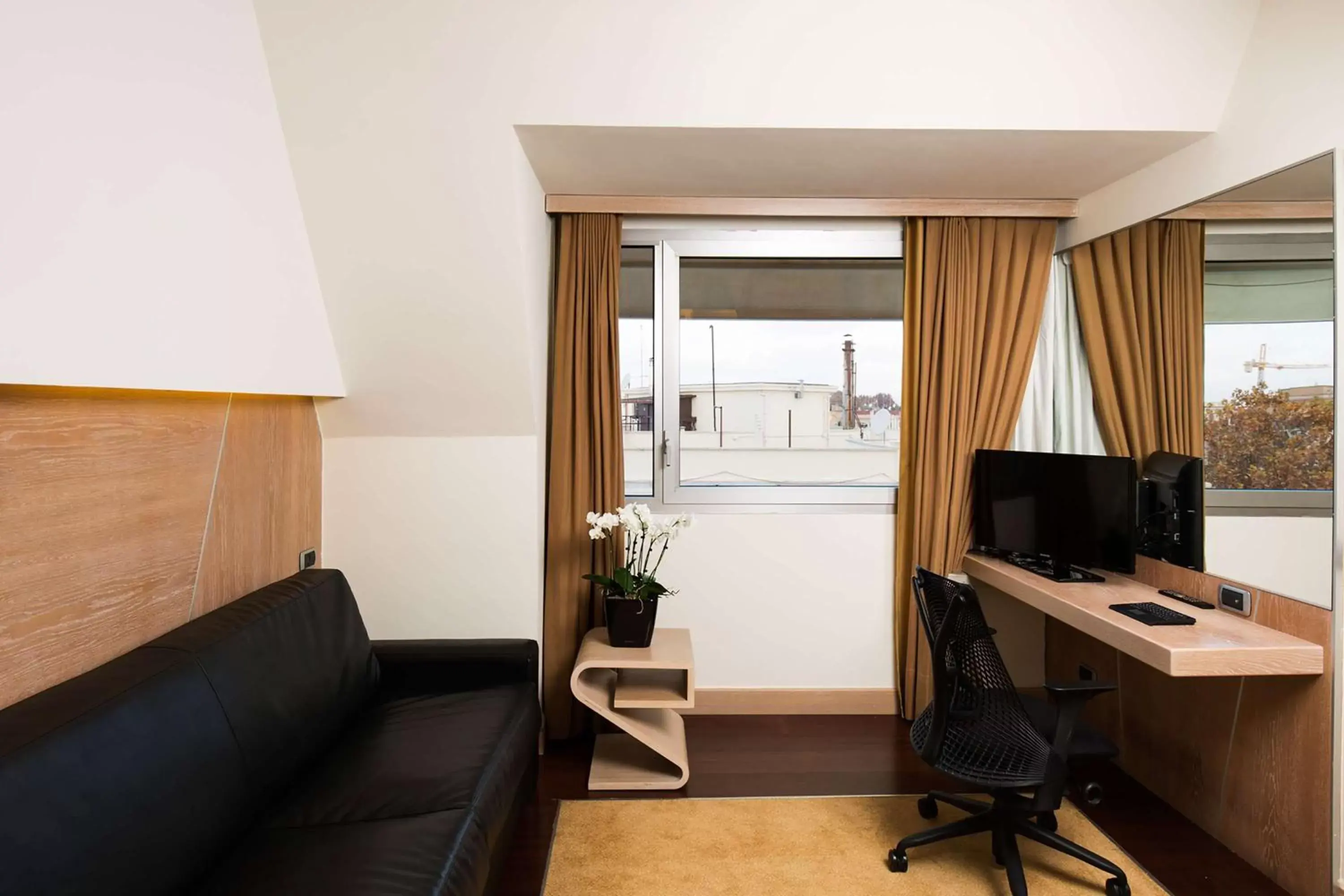 Bedroom, Seating Area in Hilton Garden Inn Rome Claridge
