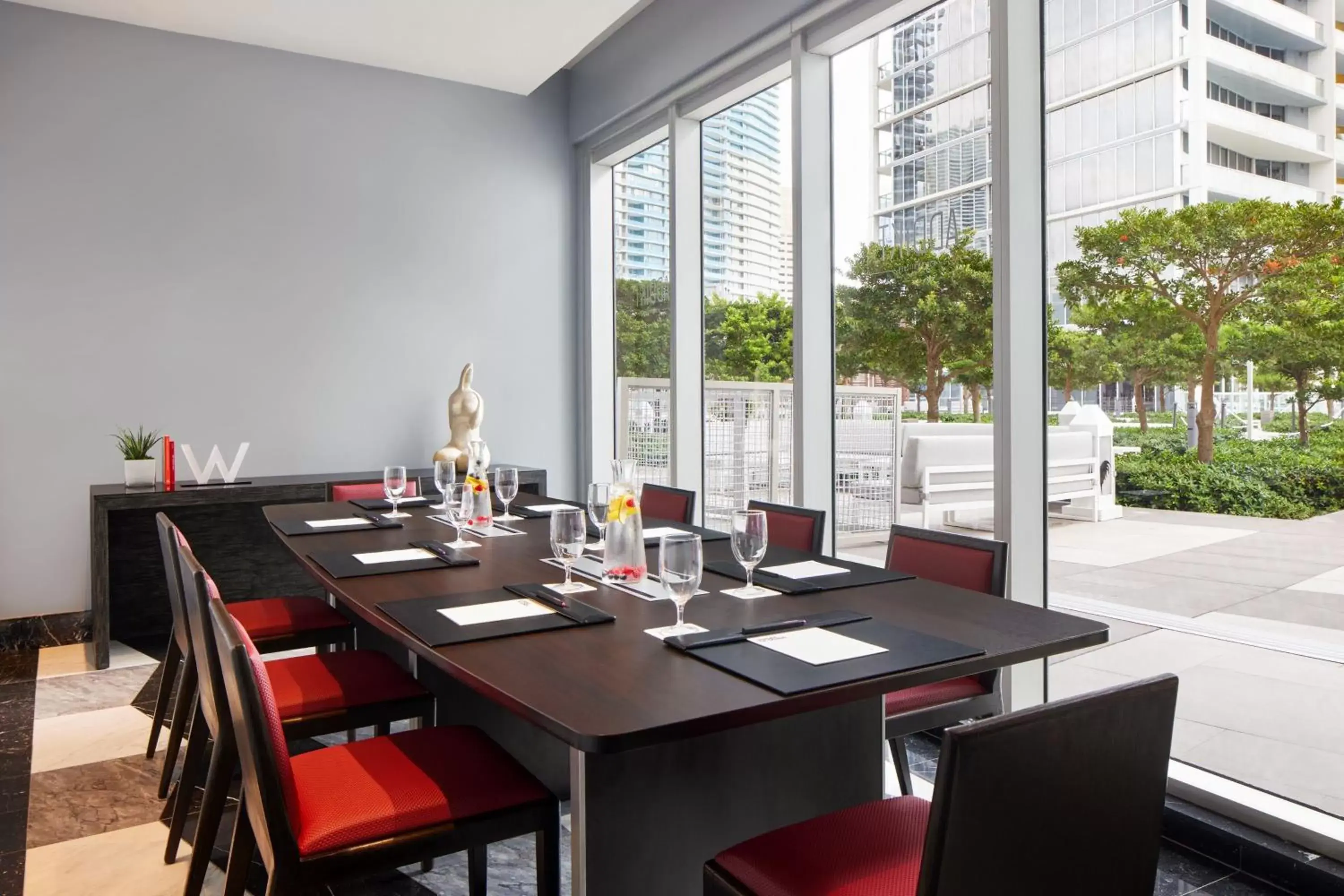 Restaurant/places to eat in W Miami