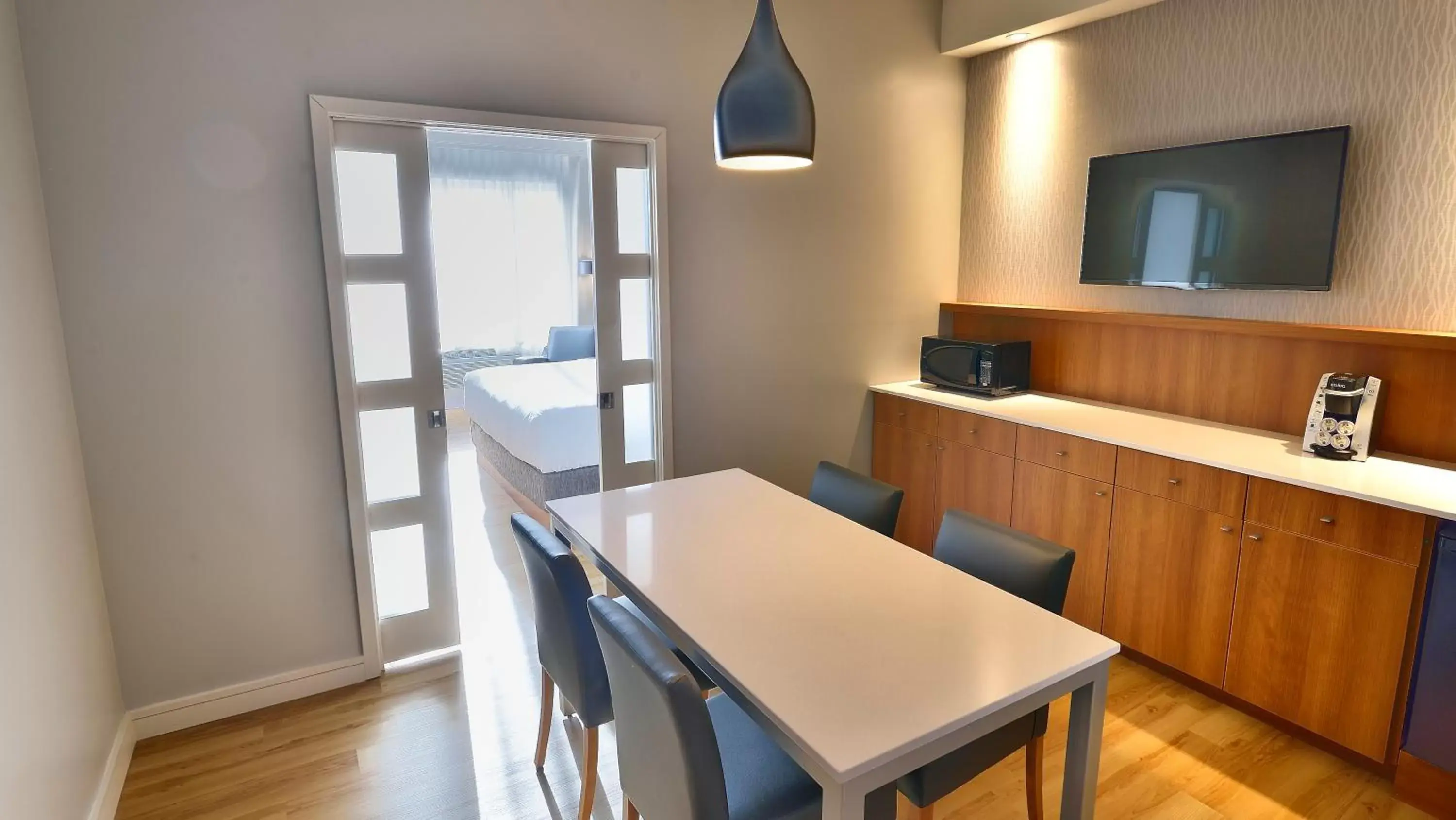 Photo of the whole room, Dining Area in Holiday Inn Express & Suites Vaudreuil-Dorion, an IHG Hotel