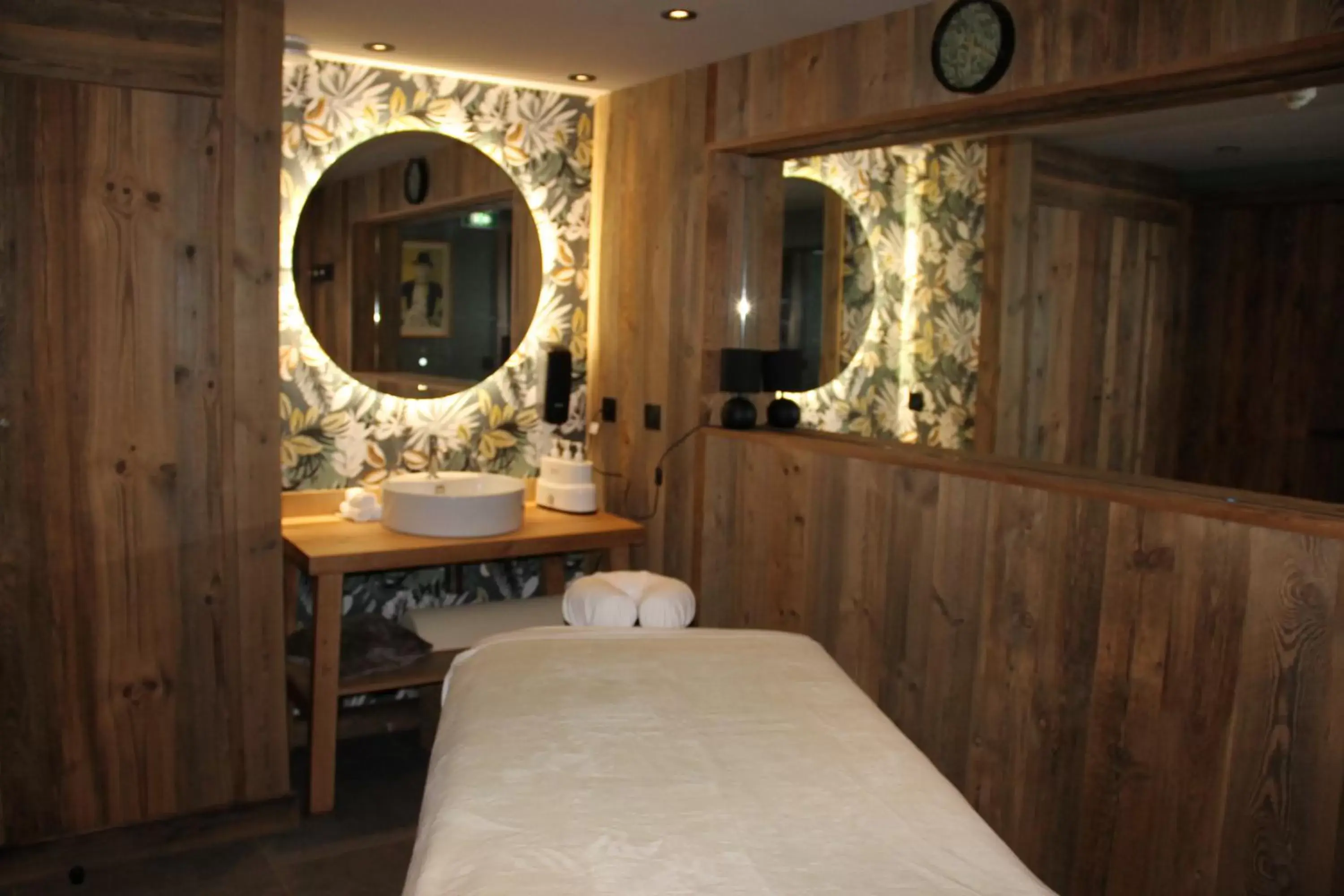 Massage, Bathroom in Hotel MONT-BLANC VAL D'ISERE