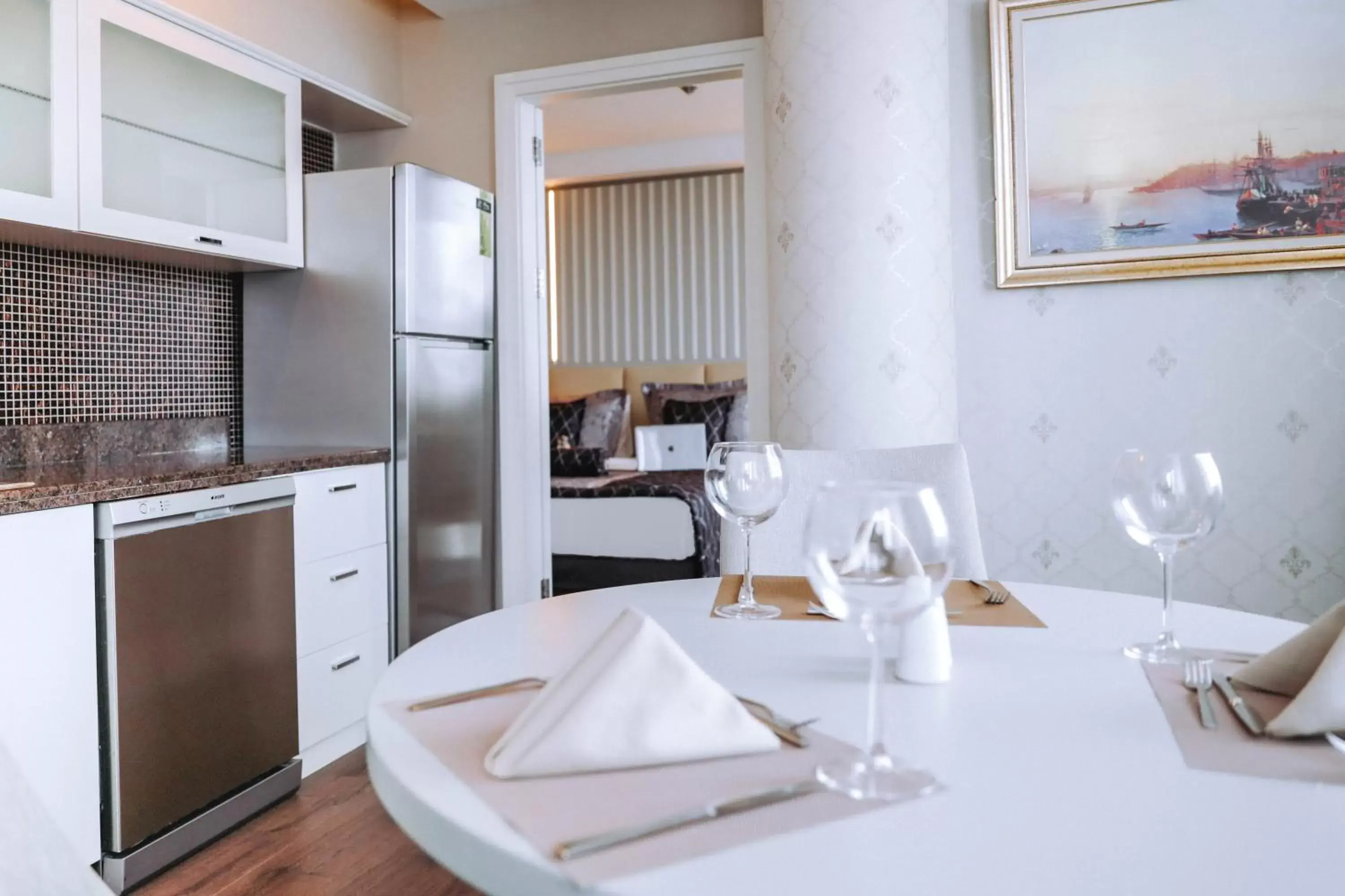 Kitchen or kitchenette, Restaurant/Places to Eat in New Park Hotel