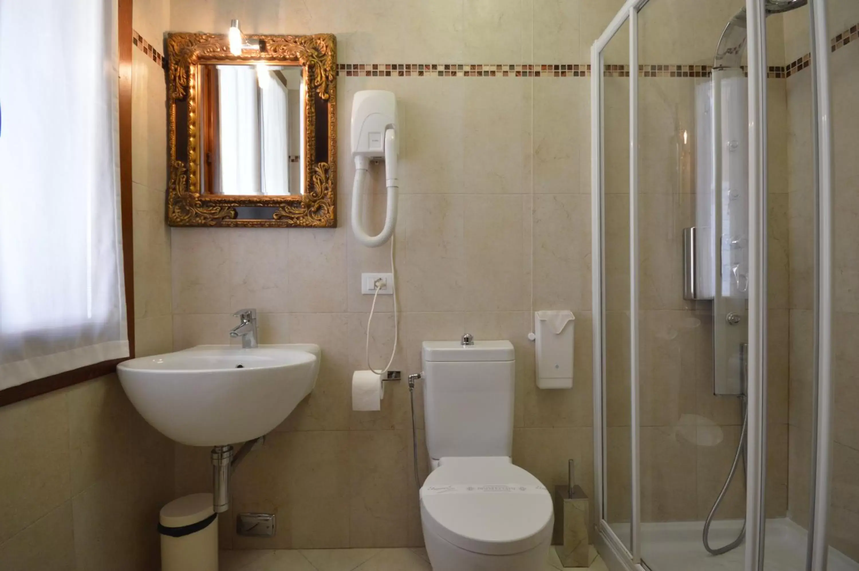 Bathroom in Albergo Marin