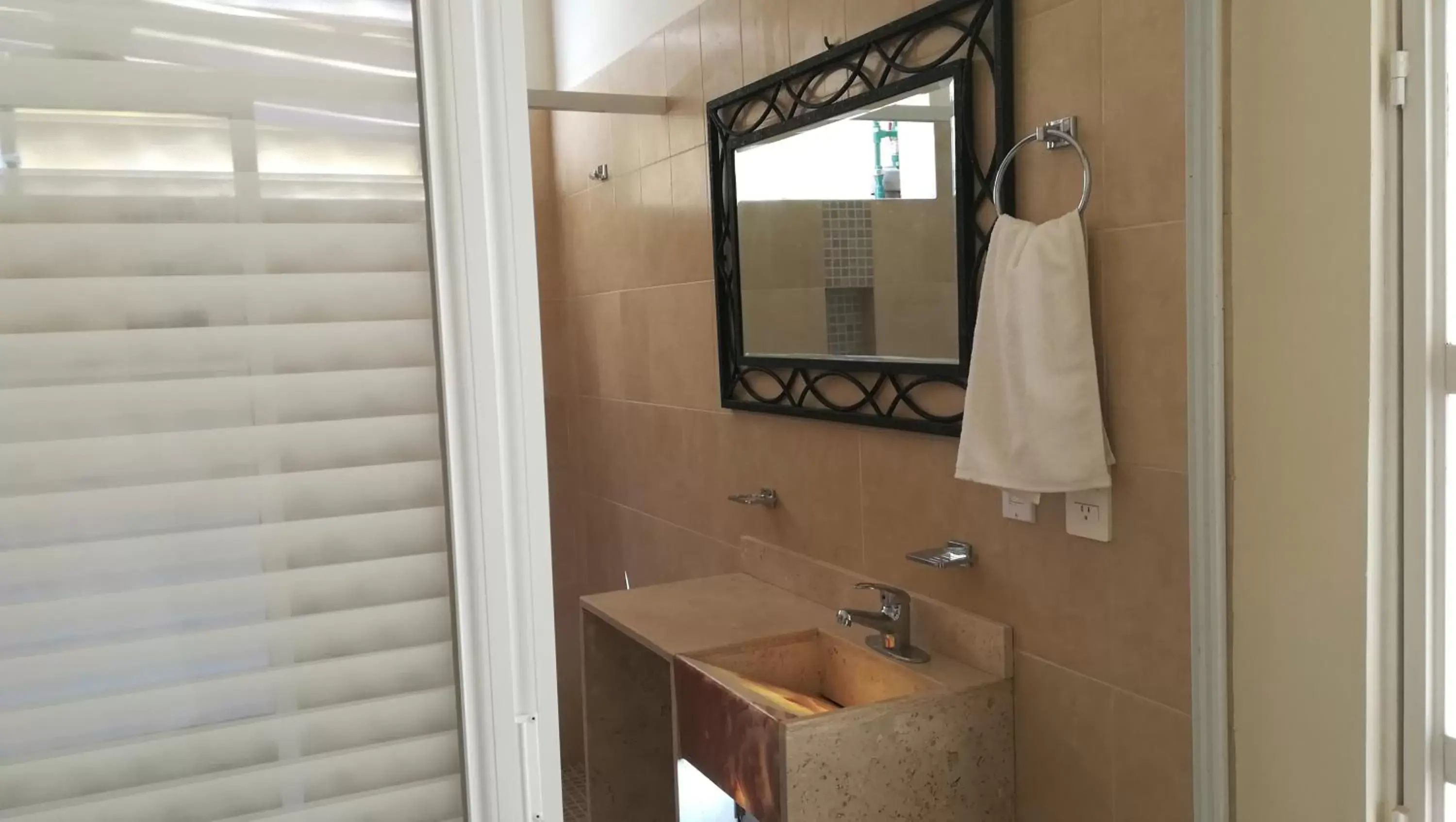 Shower, Bathroom in Casa Hotel Aroma 406