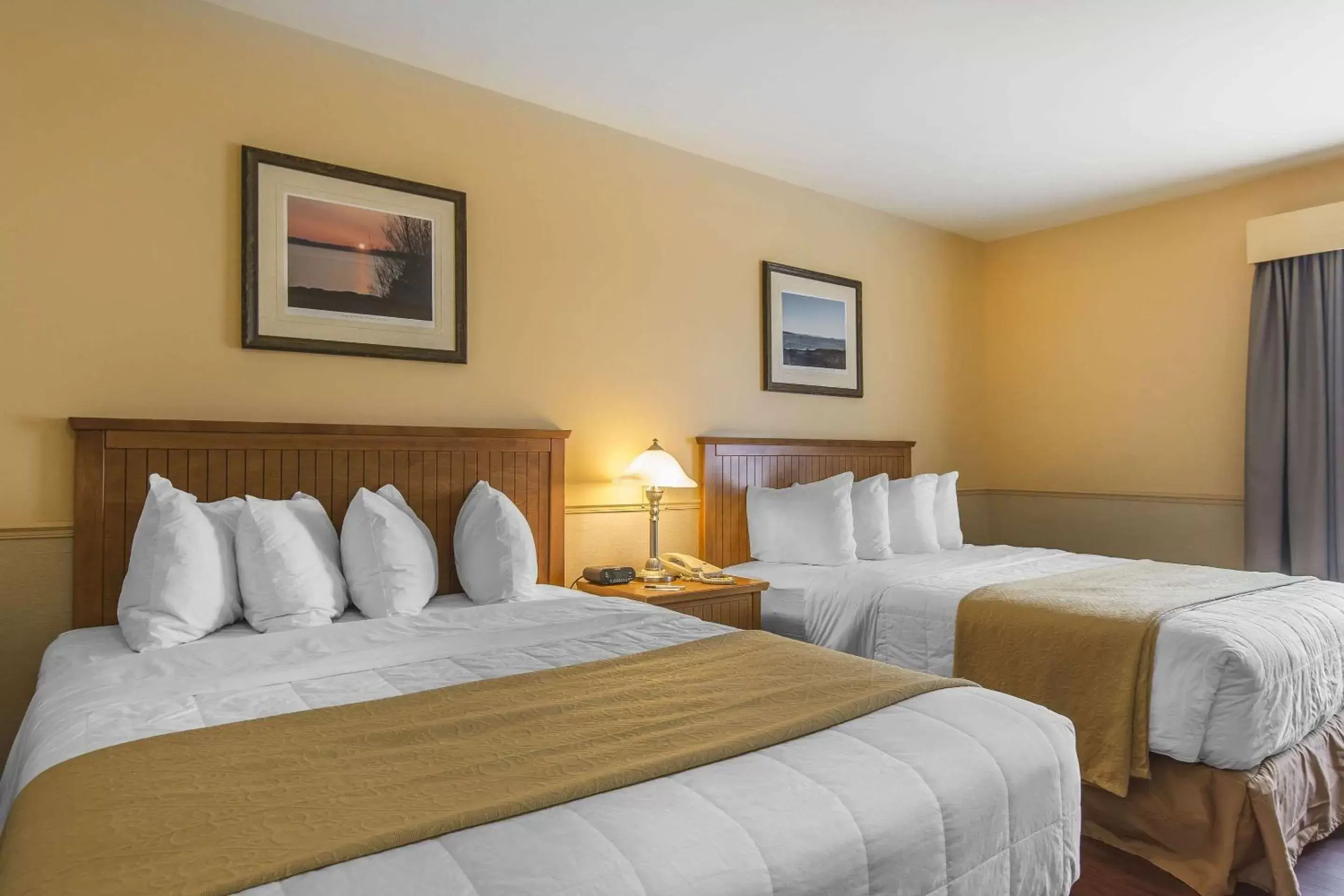 Photo of the whole room, Bed in Quality Inn Riviere-Du-Loup