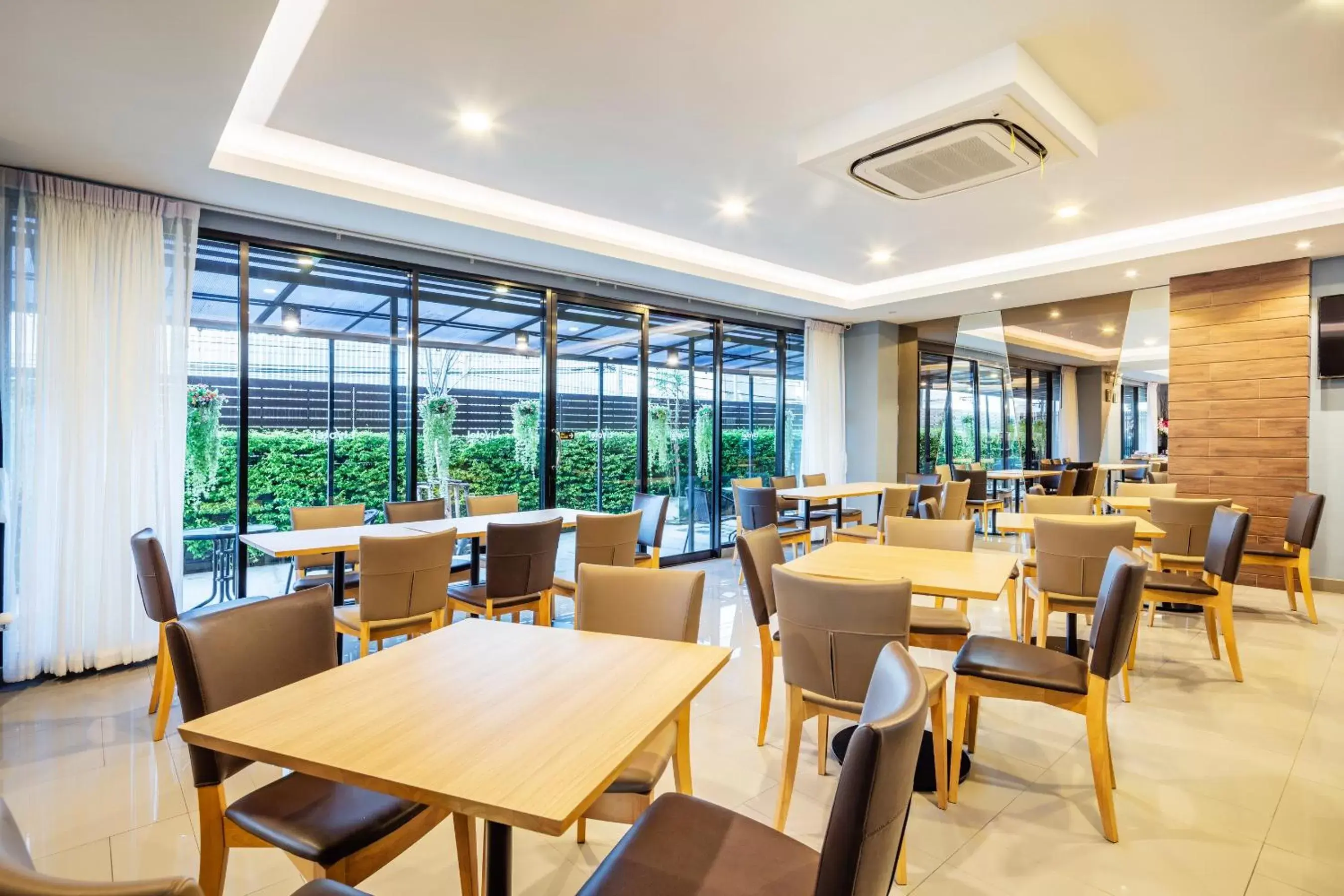 Restaurant/Places to Eat in Livotel Hotel Kaset Nawamin Bangkok