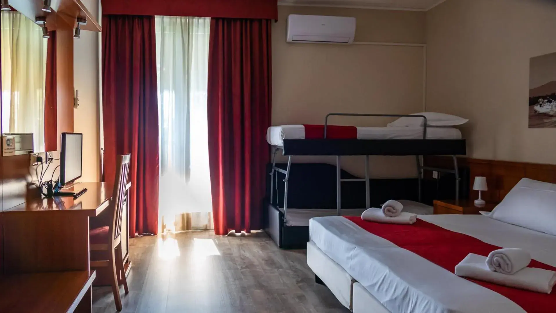 Bedroom, Bunk Bed in Hotel Venezia Park