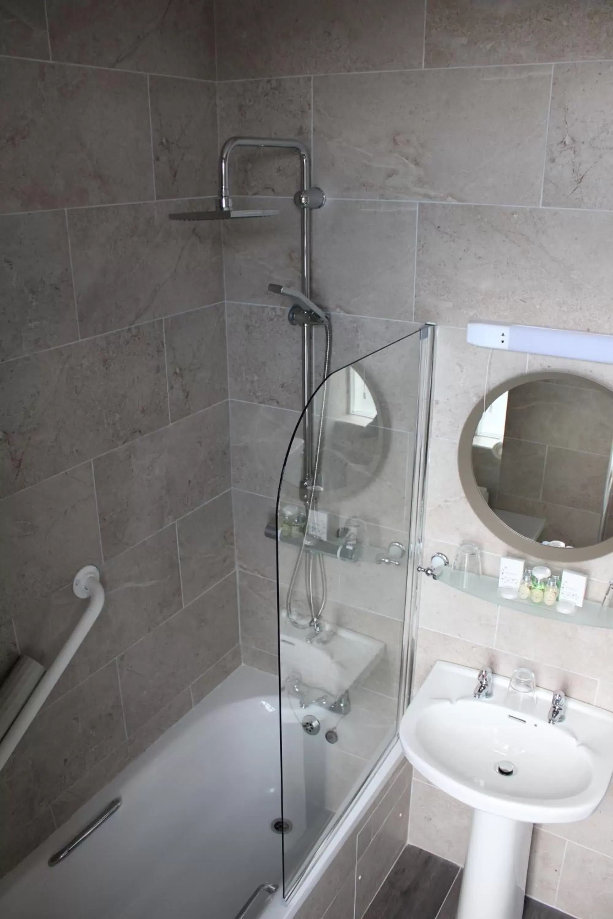 Bathroom in Kildare House Hotel