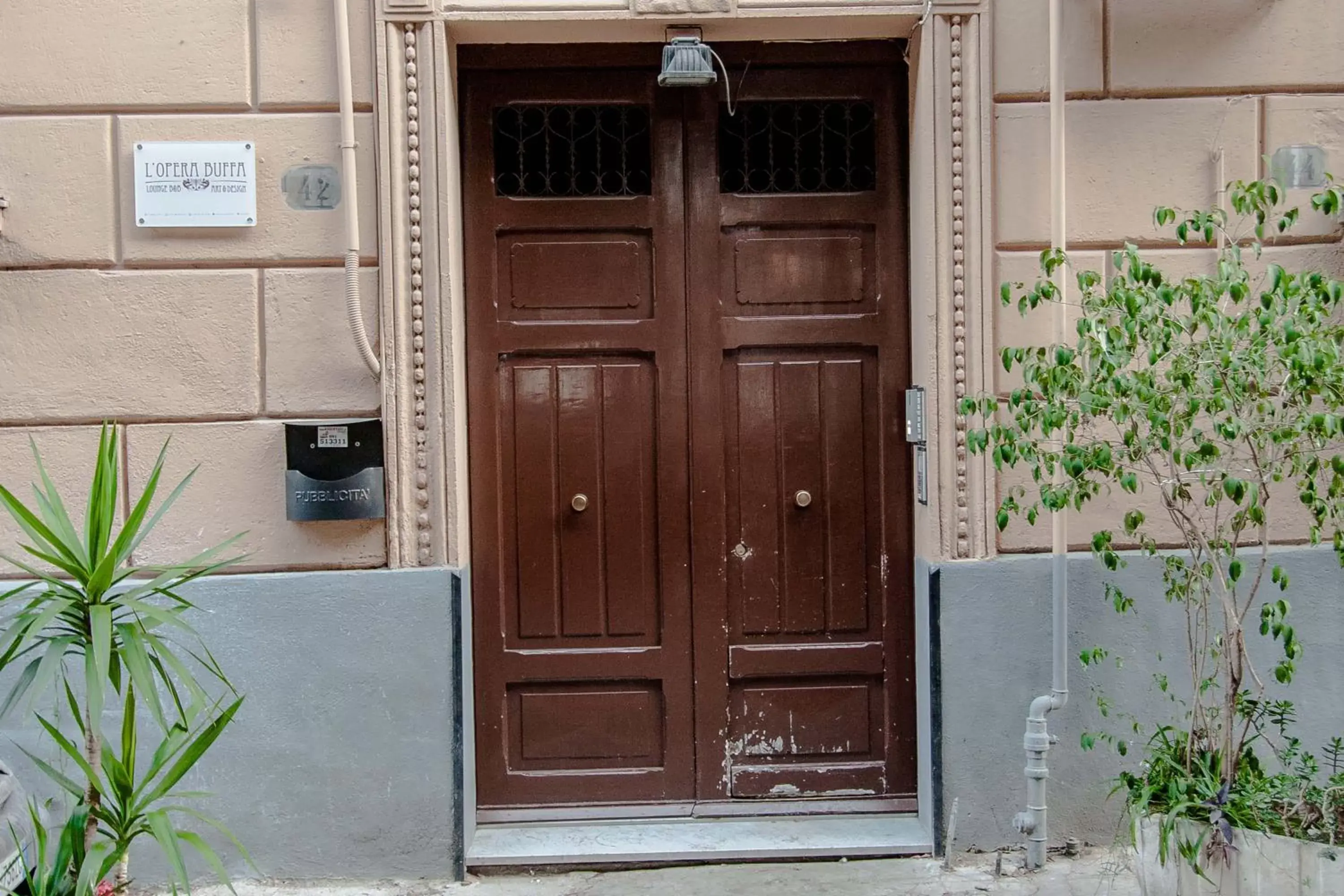 Facade/Entrance in L'Opera Buffa