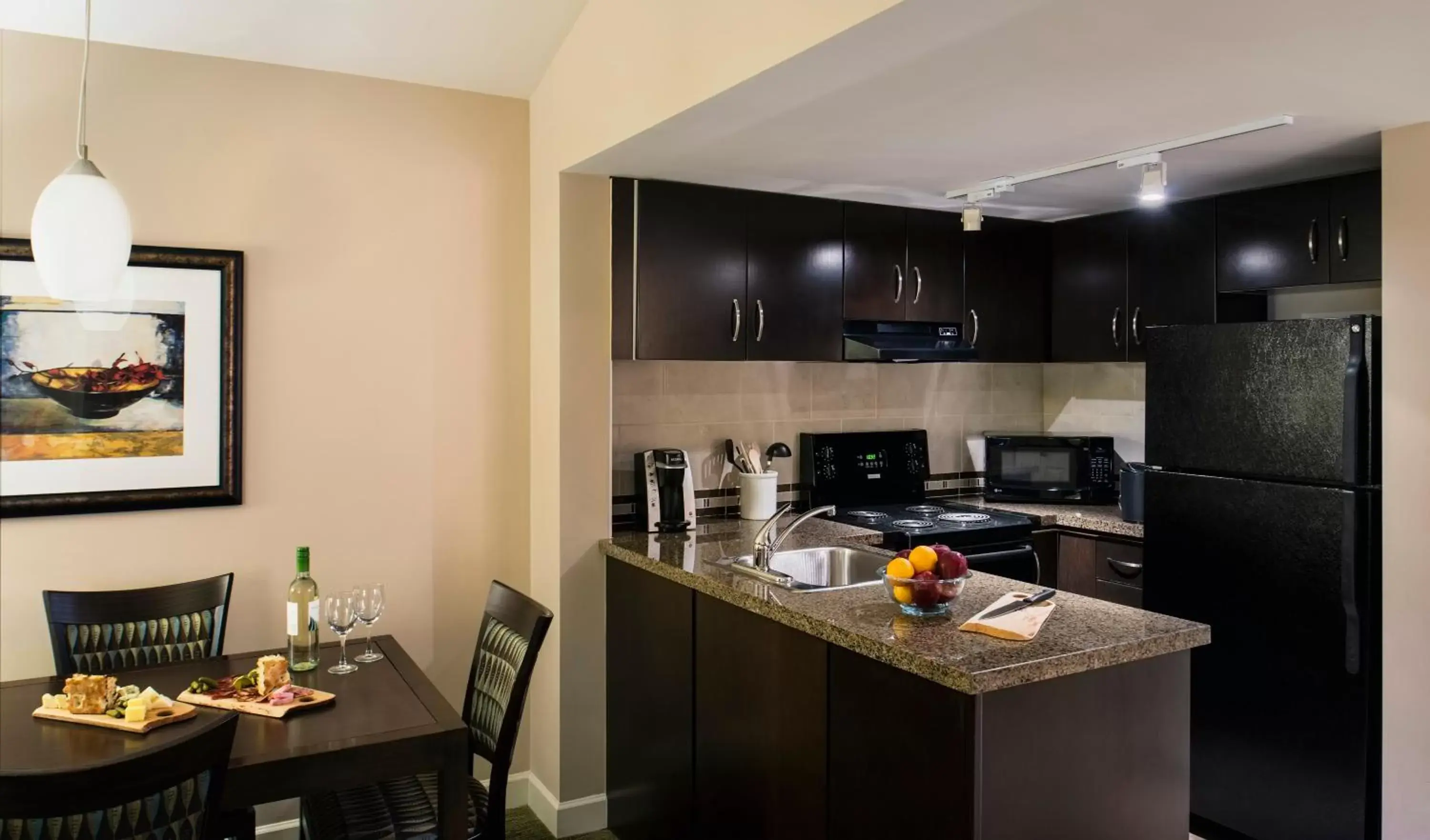 Coffee/tea facilities, Restaurant/Places to Eat in Executive Suites Hotel and Resort, Squamish