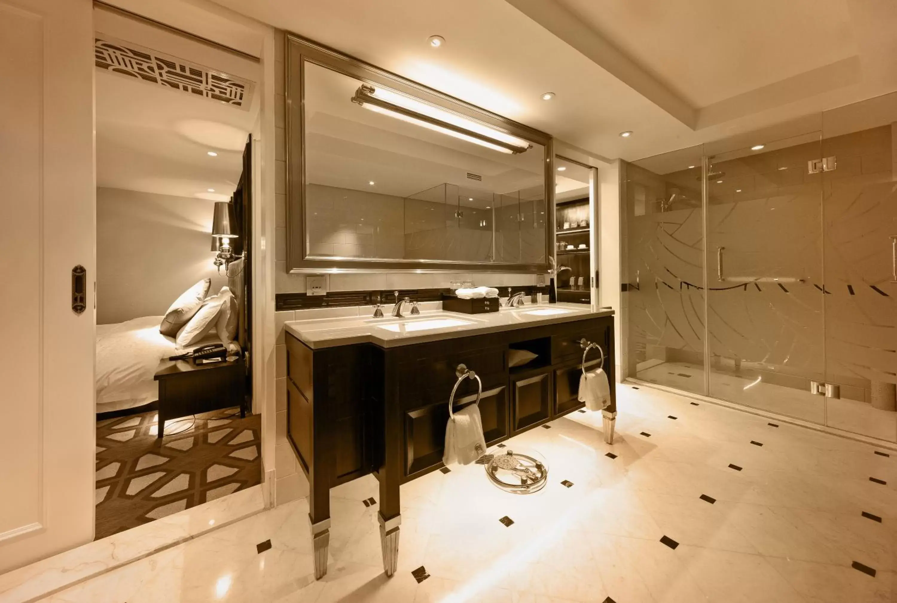 Bathroom in Paramount Gallery Hotel