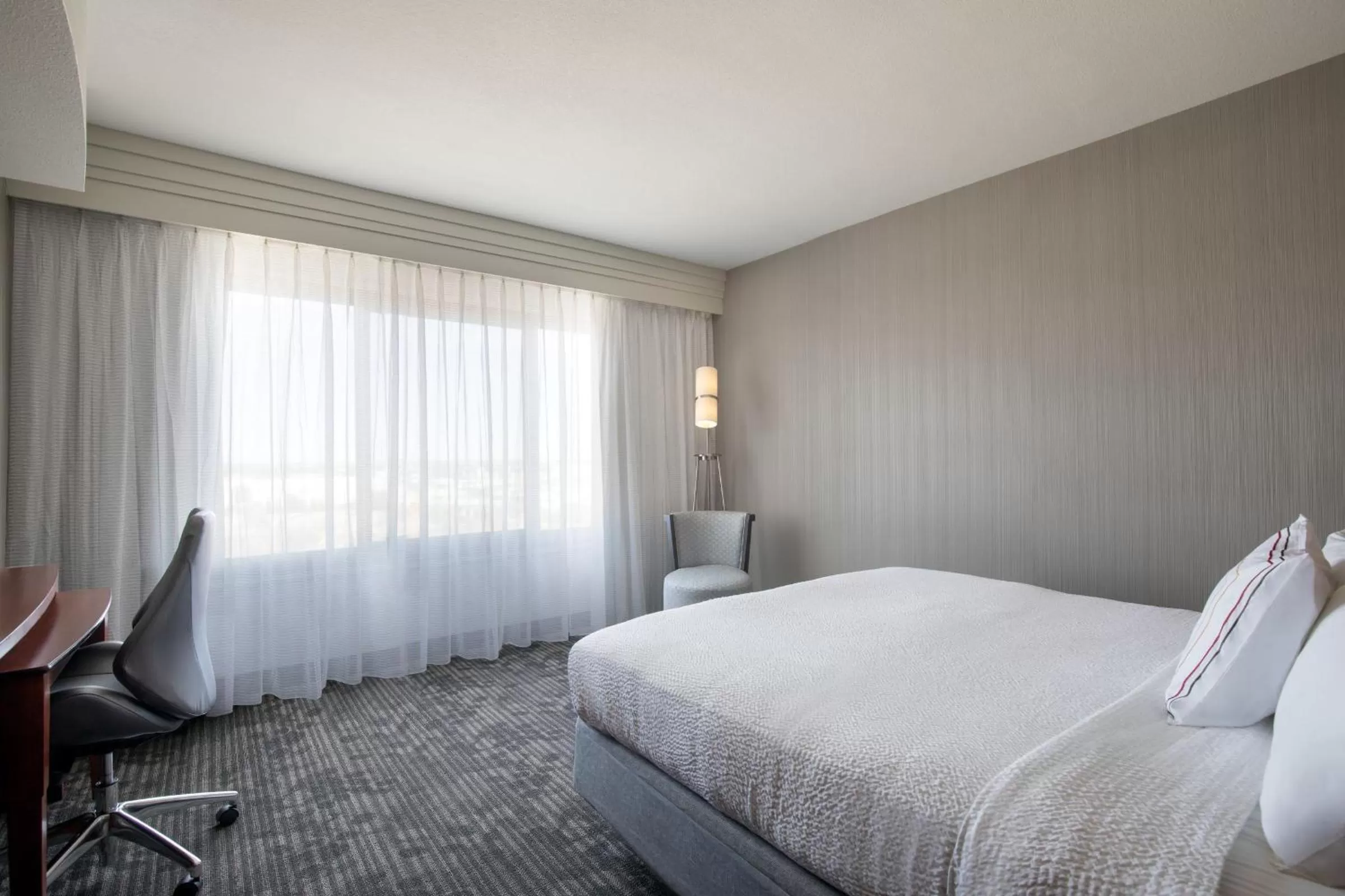 Bed in Courtyard by Marriott Fort Smith Downtown