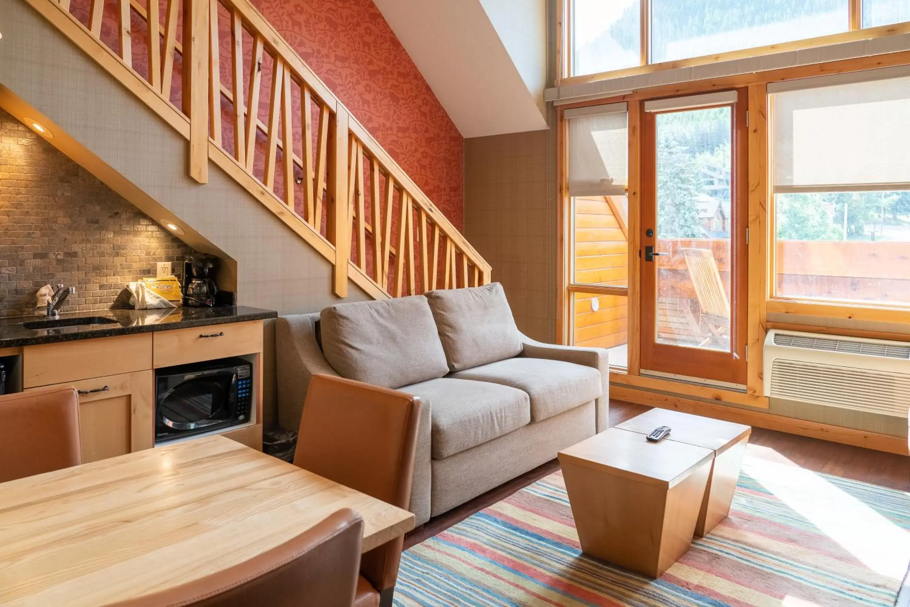 Kitchen or kitchenette, Seating Area in Fox Hotel and Suites