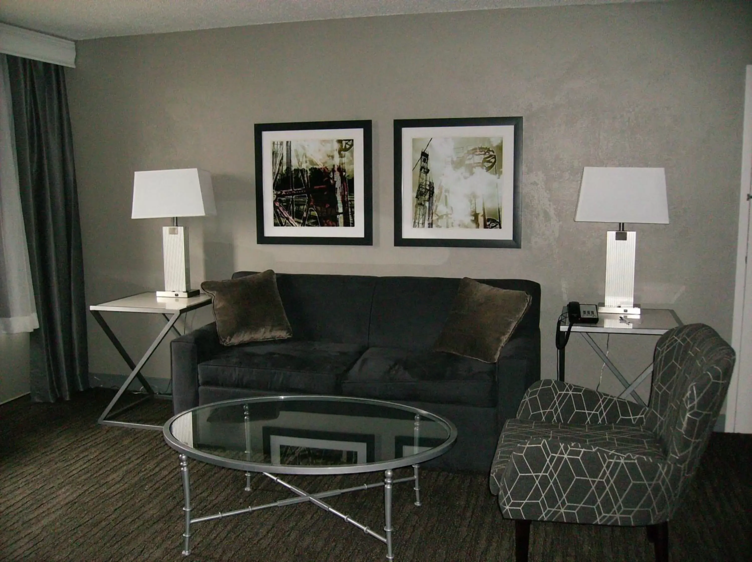 Living room, Seating Area in Best Western Plus Bradford Inn