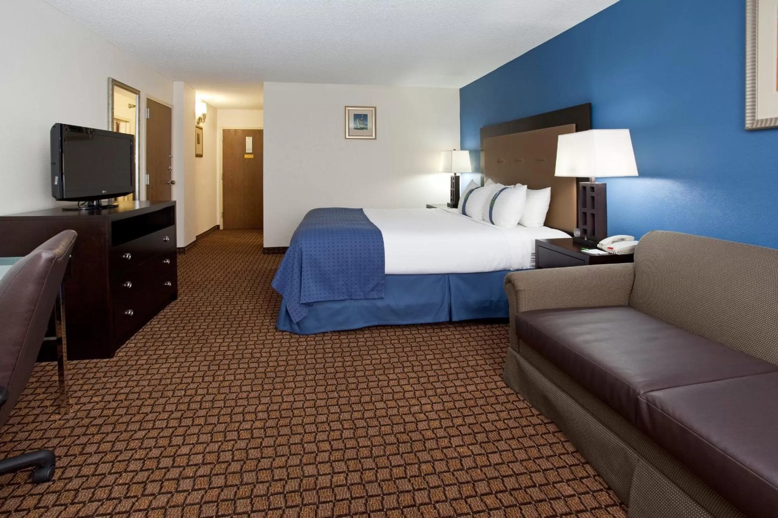 Photo of the whole room, Bed in Ramada Plaza by Wyndham Sheridan Hotel & Convention Center