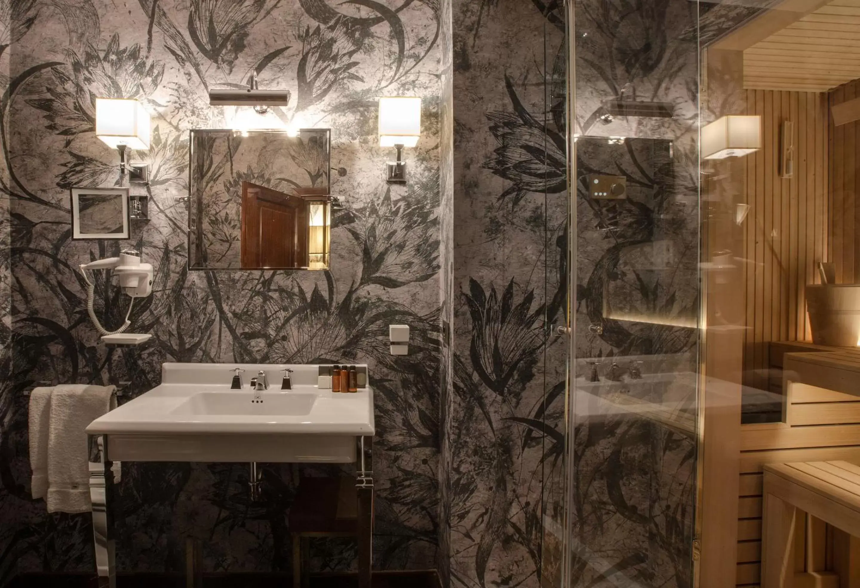 Shower, Bathroom in Grand Hotel Baglioni
