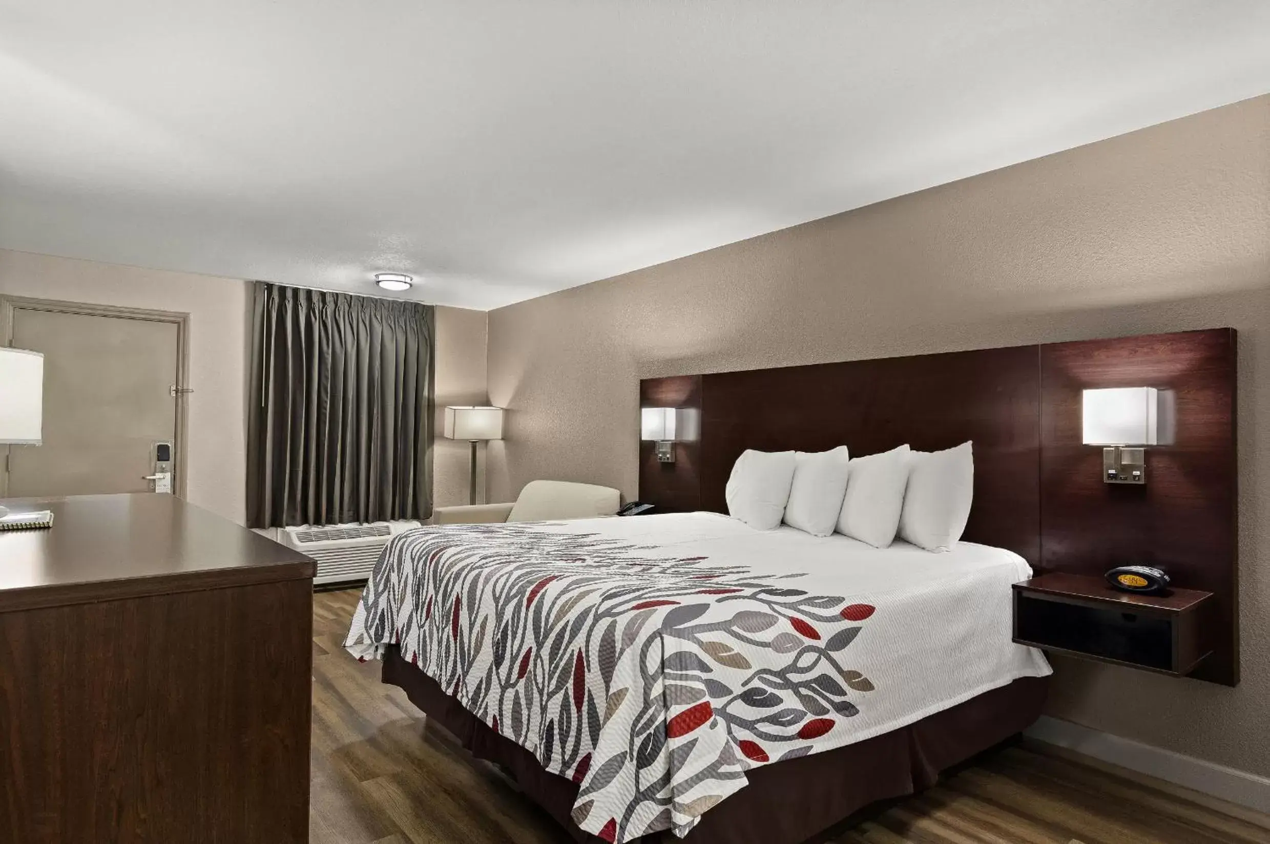 Guests, Bed in Red Roof Inn Baldwin Guests, Bed in Red Roof Inn Baldwin