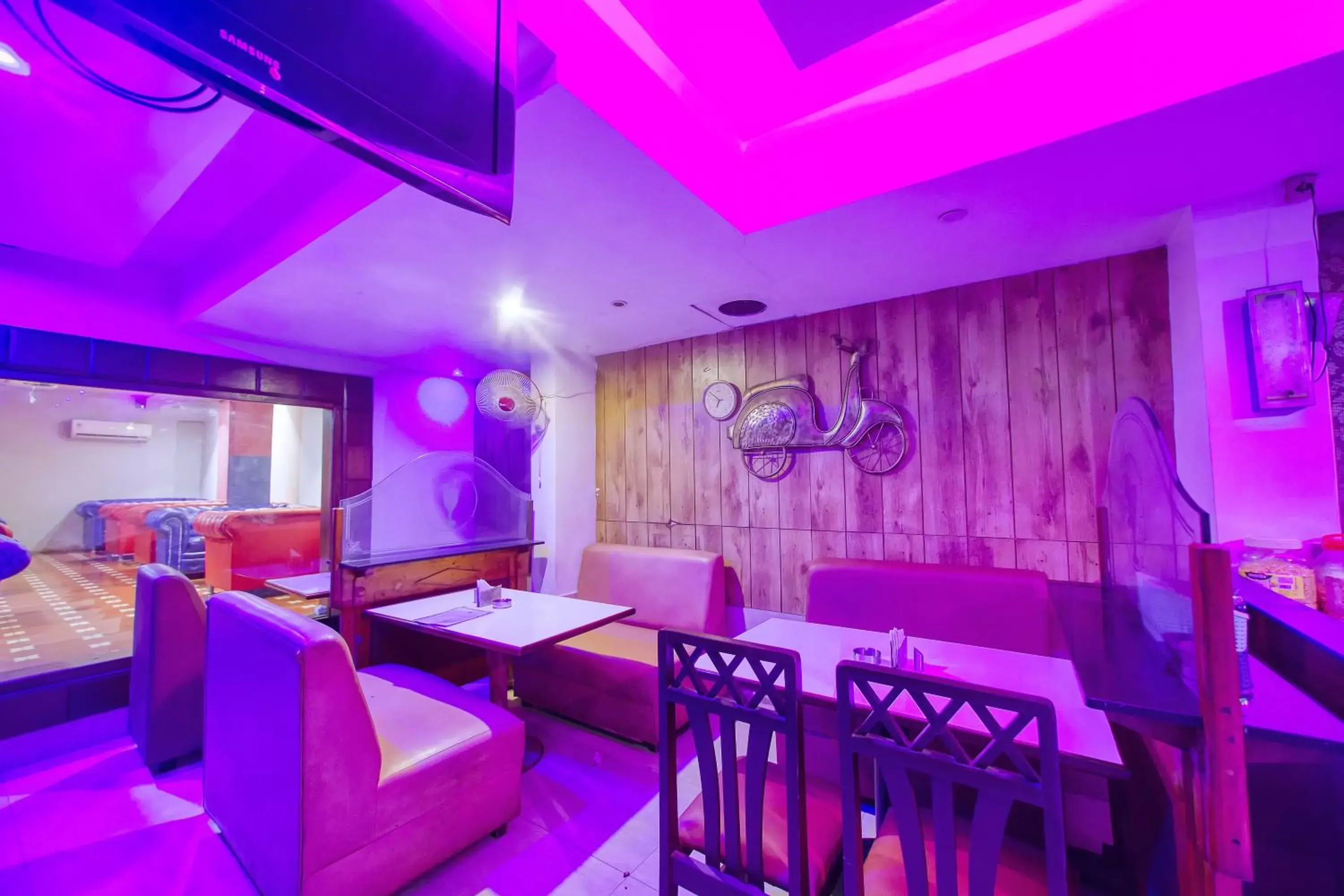 Lounge or bar in HOTEL WINDSOR CASTLE Lounge or bar in HOTEL WINDSOR CASTLE