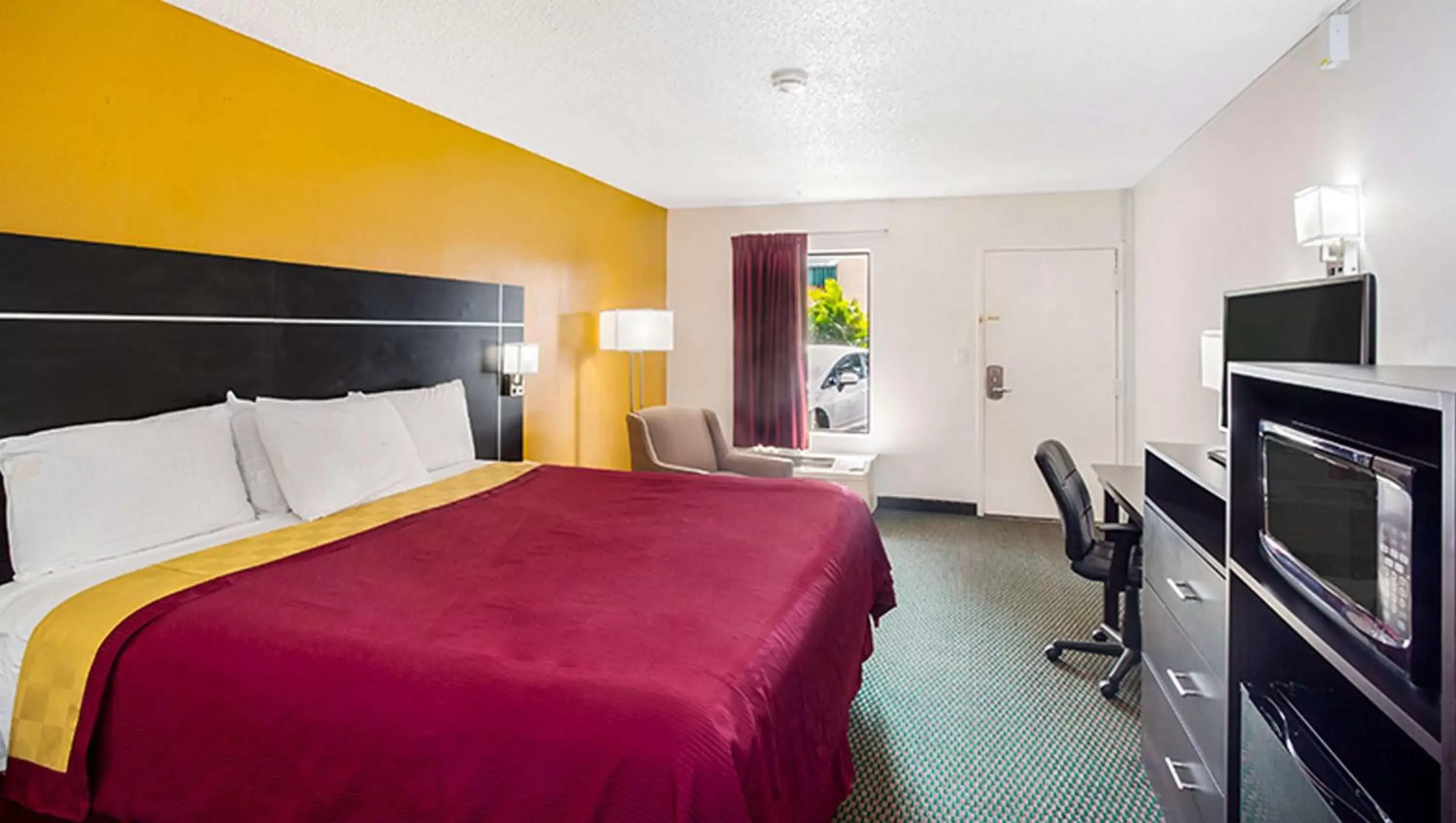 Photo of the whole room, Bed in Magnuson Hotel Bradenton