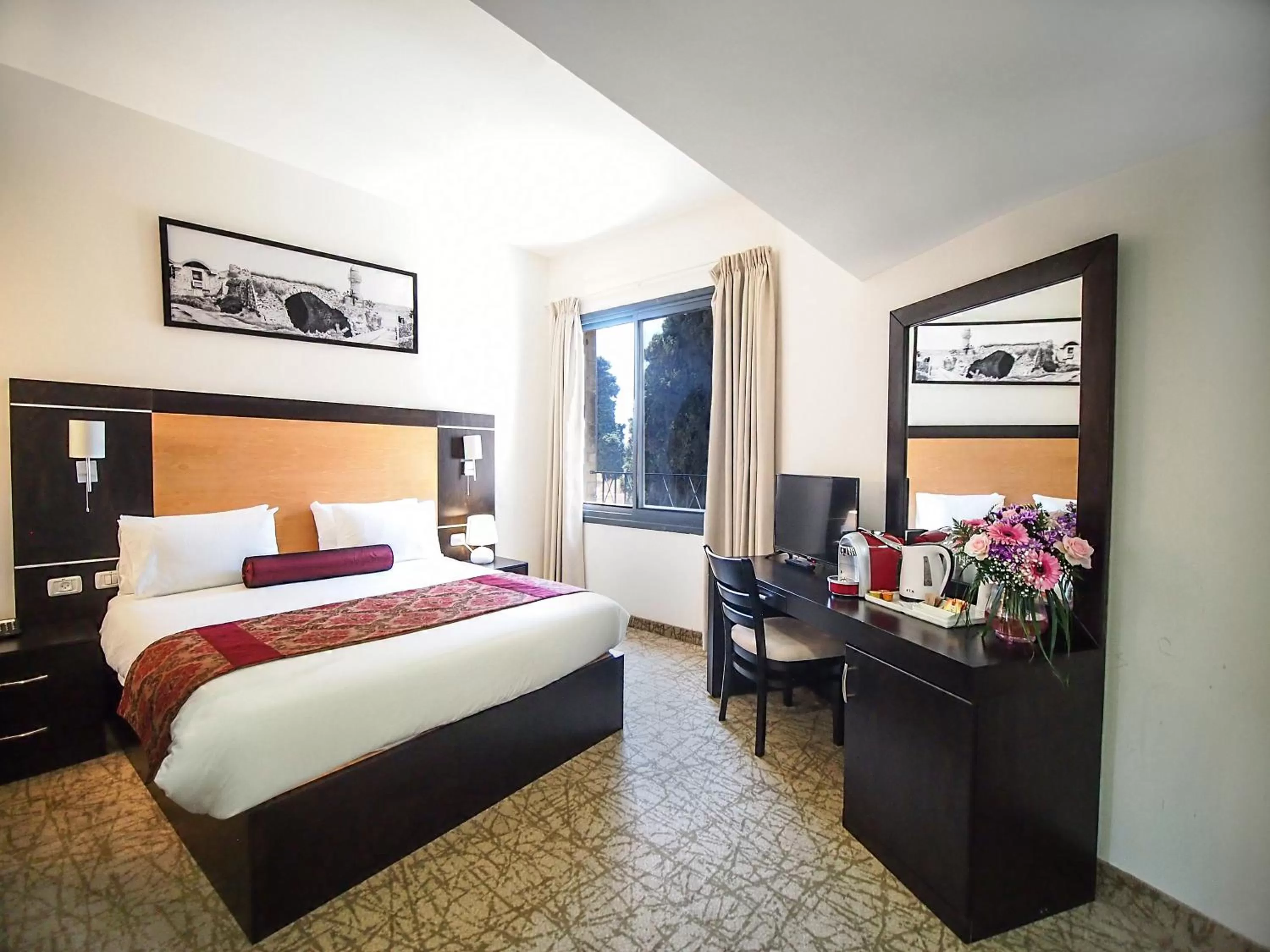 Photo of the whole room, Bed in New Capitol Hotel - Jerusalem
