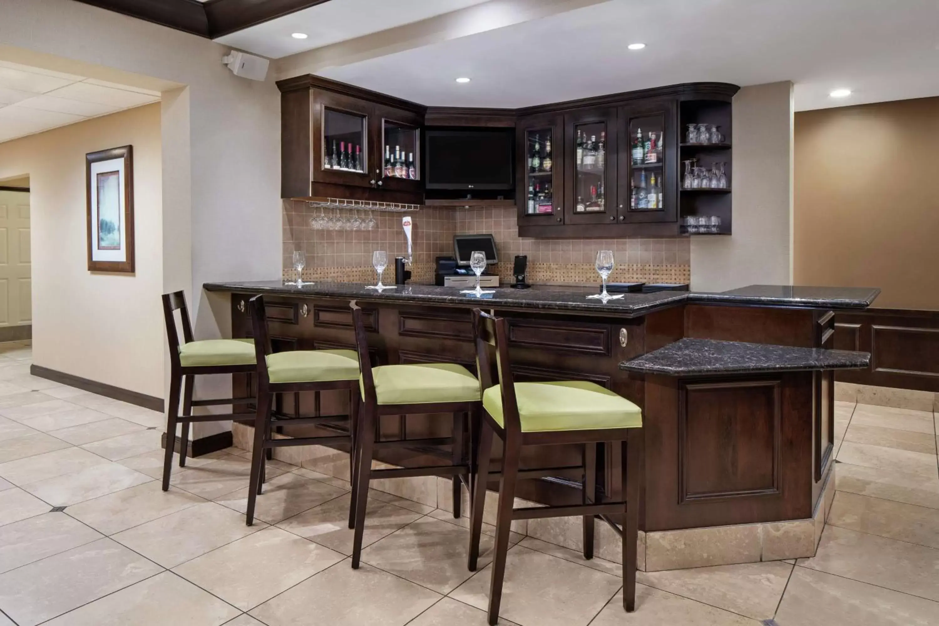 Lounge or bar, Kitchen/Kitchenette in Hilton Garden Inn Denver Highlands Ranch